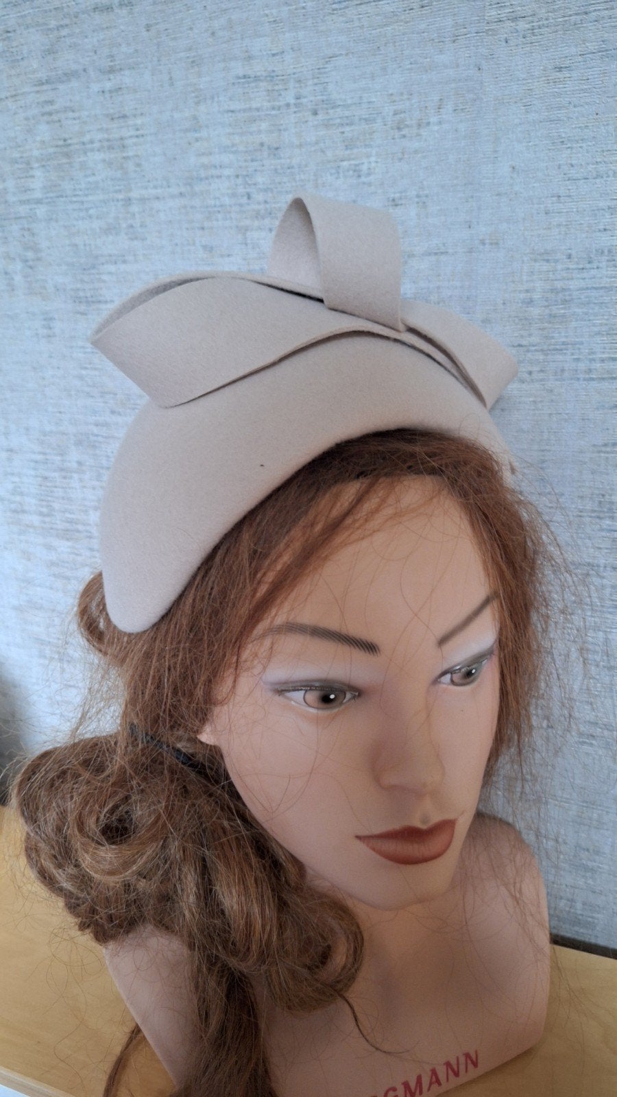 Beige Bandeau Fascinator - Elegant Hoofddeksel, Ophalen of Verzenden, Nieuw, One size fits all, Hoed