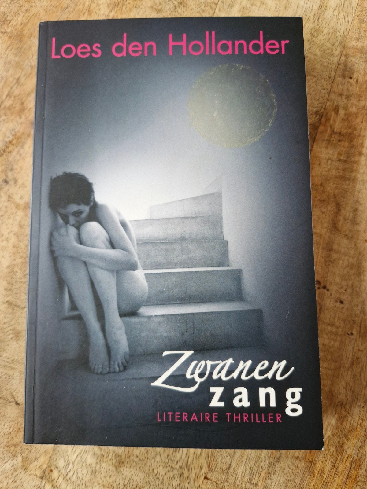Loes den Hollander - Zwanenzang, Ophalen of Verzenden, Gelezen, Loes den Hollander