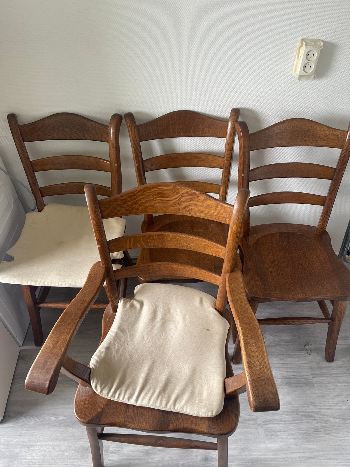 Set van 4 houten stoelen, waarvan 1 met armleuningen, Huis en Inrichting, Ophalen, Gebruikt, Bruin, Vier