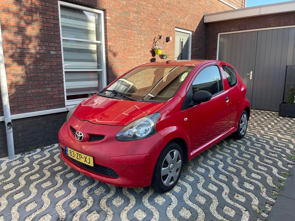 Toyota Aygo 1.0 12V Vvt-i 3DRS 2008 Rood 166500km APK 4-2027, Auto's, Voorwielaandrijving, Stof, 68 pk, Origineel Nederlands