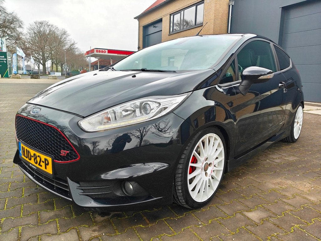 Ford FIESTA 1.6 ST2 Recaro Navigatie Camera, Auto's, Ford, Voorwielaandrijving, 1063 kg, Gebruikt, Zwart