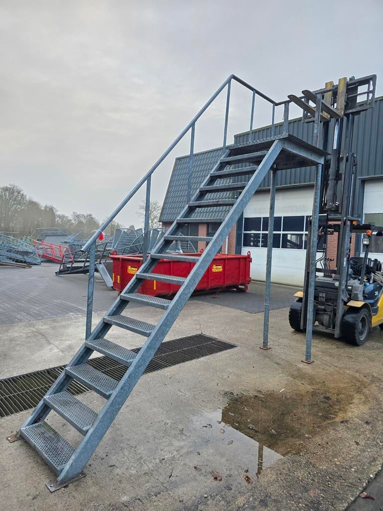 Stalen trap met bordes gegalv. Hoog 3,1 mtr. Nor024, Ophalen, Nieuw, Onbekend