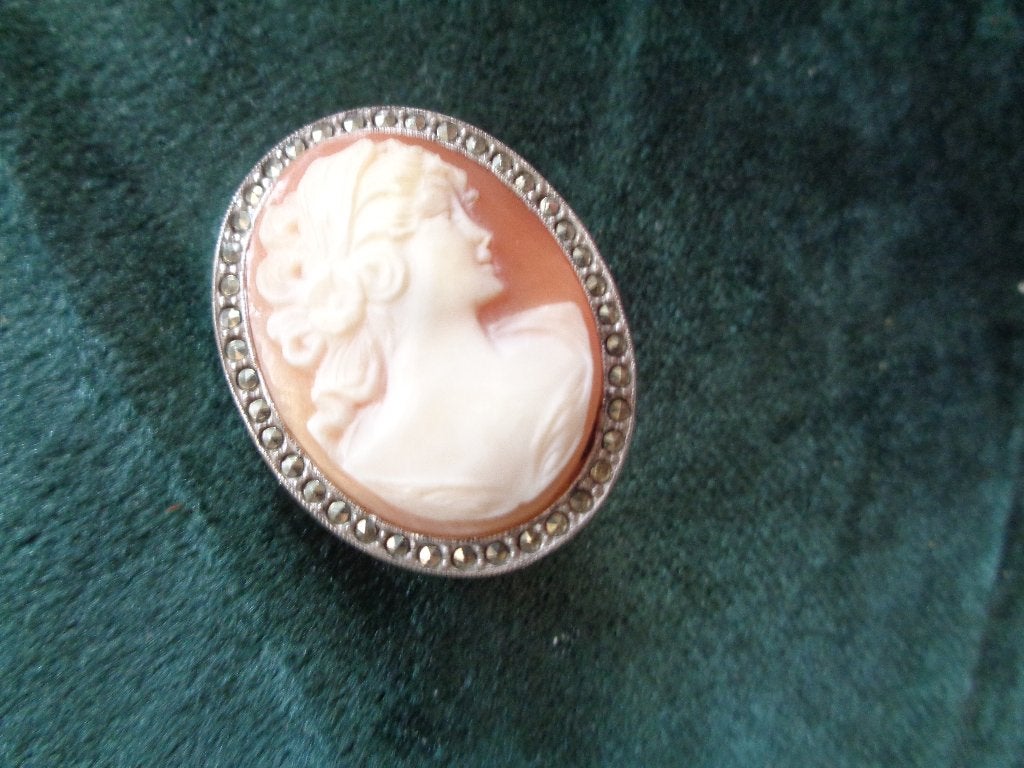 zilveren sardijnse schelp camee met markasiekjes, Ophalen of Verzenden, Zilver, Broche
