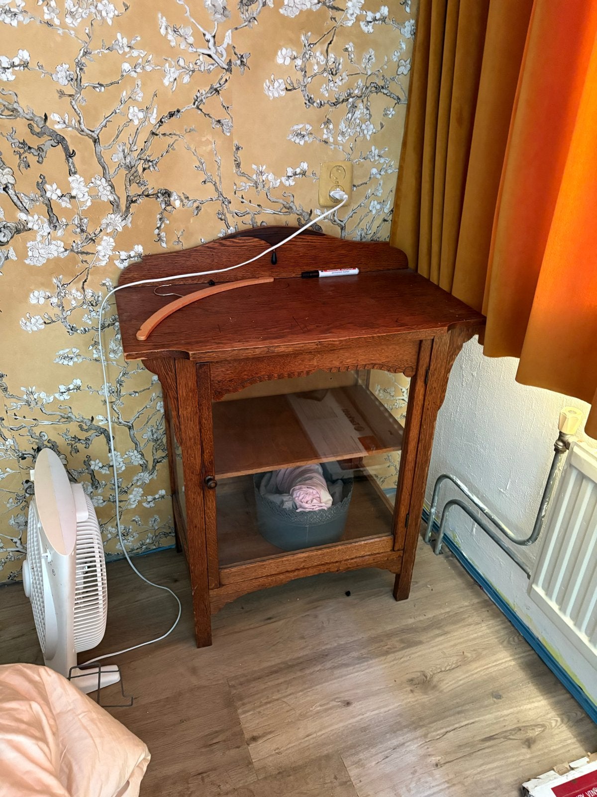 Vintage houten kastje met glazen deur, Ophalen