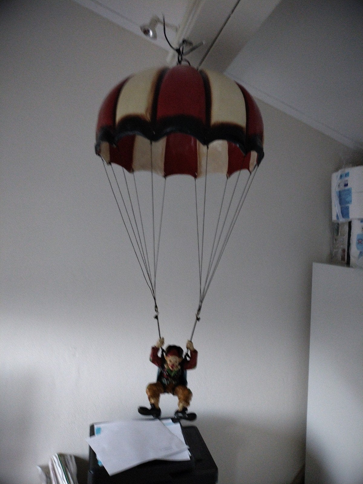 clown aan paracute, Ophalen of Verzenden, Zo goed als nieuw, Overige typen