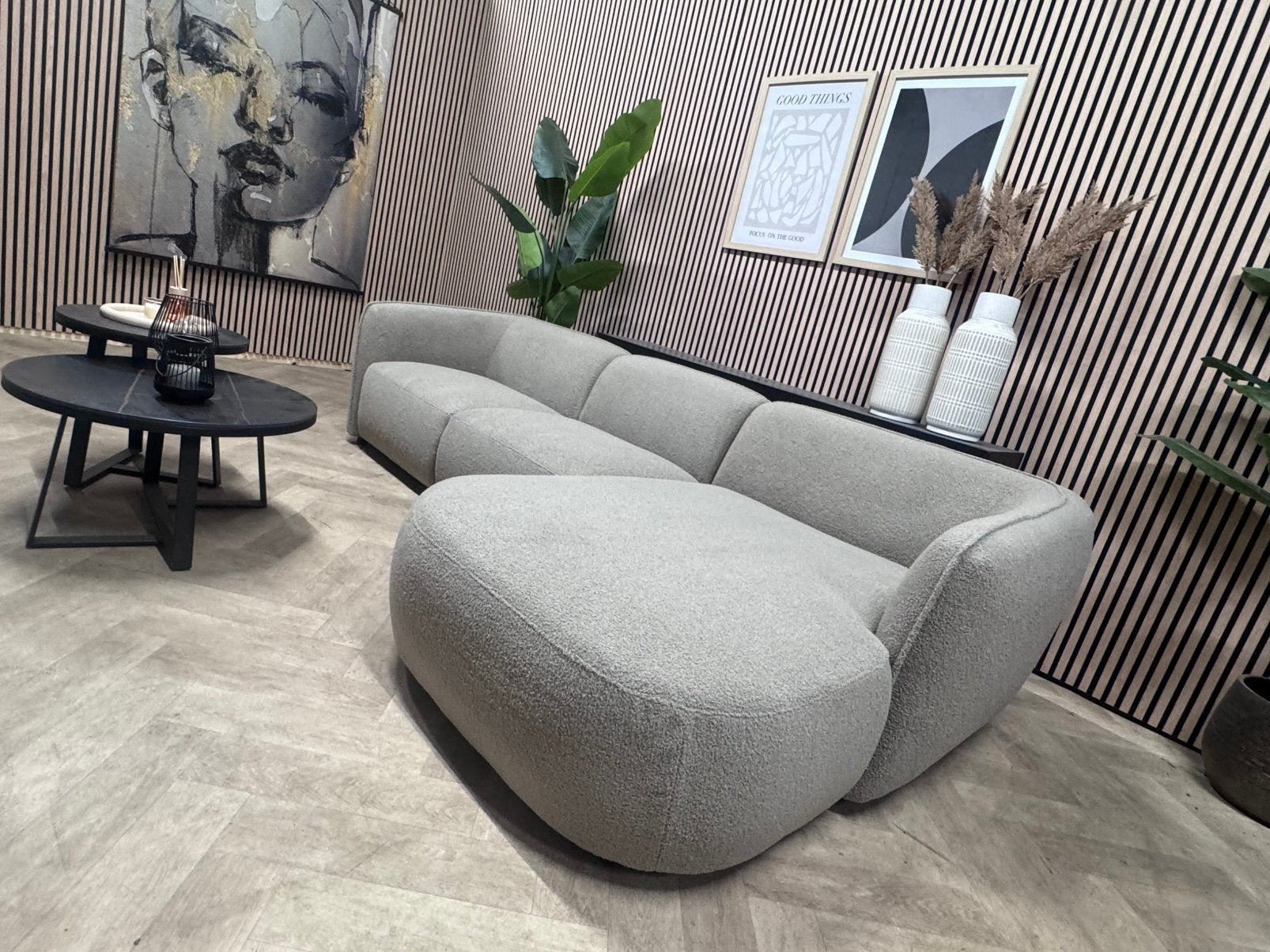 SHOWMODEL | Trendy Bouclé Hoekbank - Taupe - 275x150, 250 tot 300 cm, -, -, Hoekbank