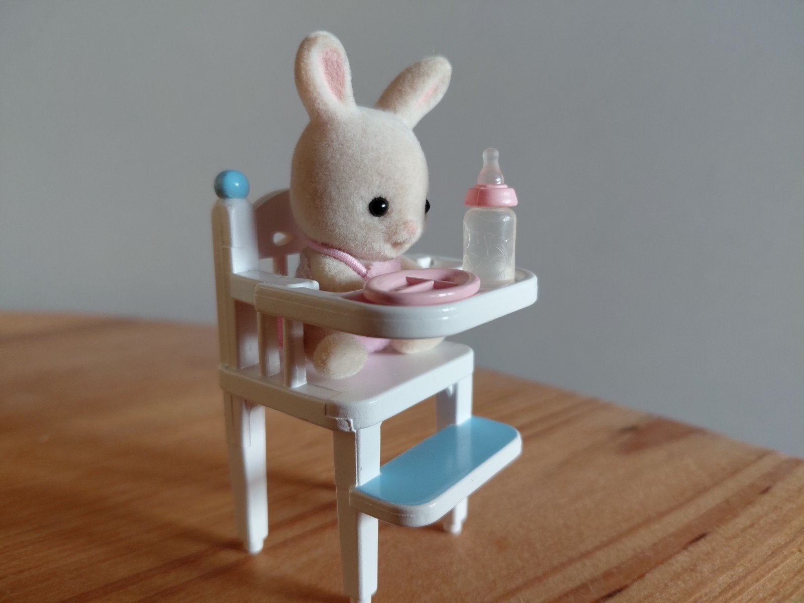 Sylvanian Families zittend babykonijn/kinderstoel, Ophalen of Verzenden, Zo goed als nieuw, Poppenhuis