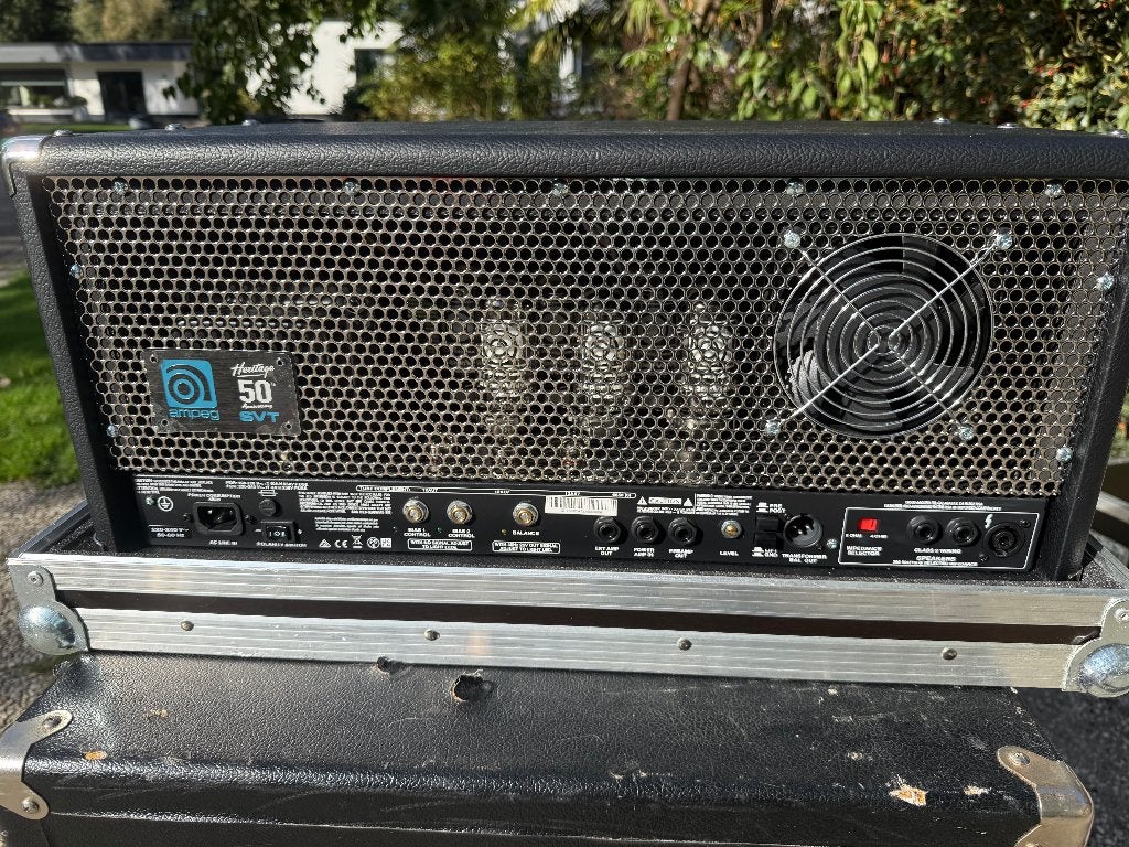 Foto 10 van ALS NIEUW: Ampeg SVT Heritage Bass Head met Flightcase