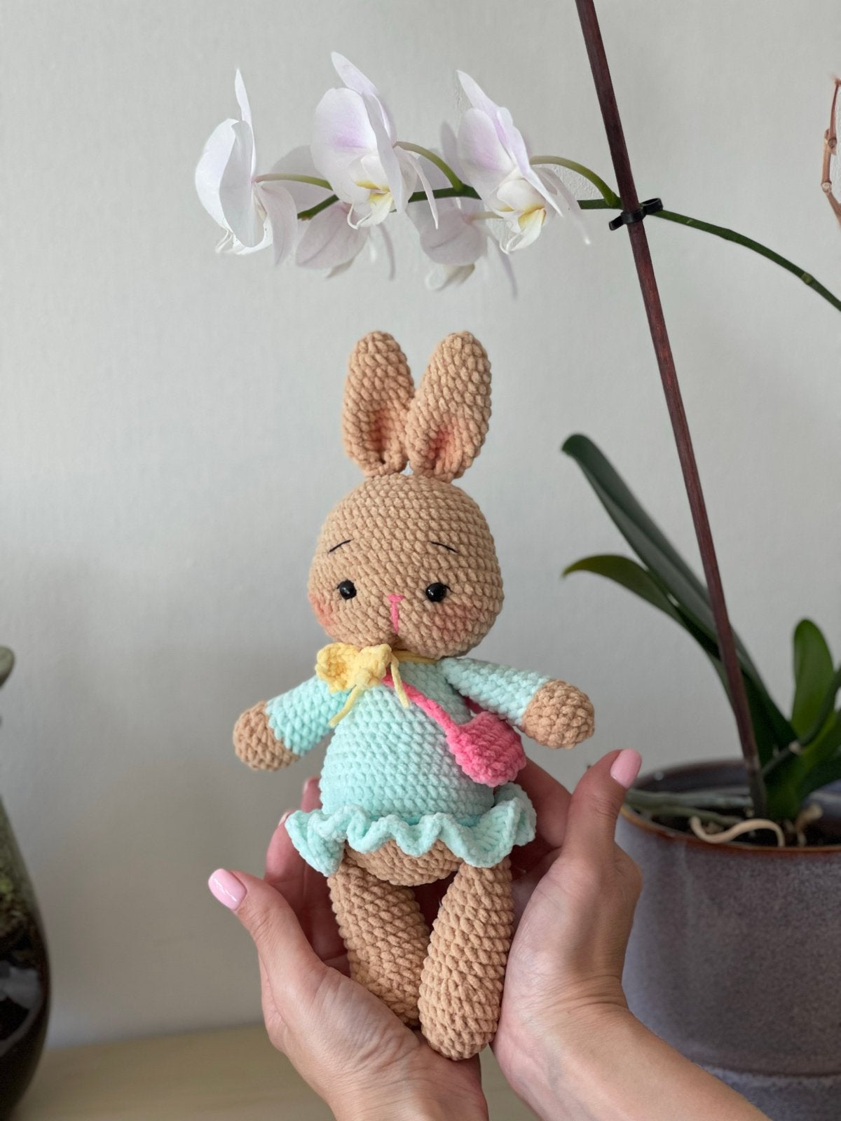 Nieuw gehaakt konijn knuffel met jurkje en tasje, Overige merken, Ophalen of Verzenden, Middelgroot (20 tot 80 cm), Meerkleurig