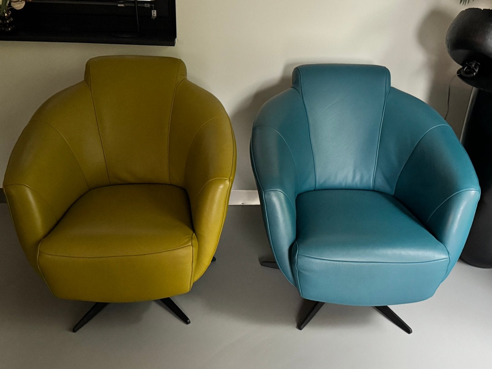 2 draai fauteuils-merk Gealux-leder- 1x appelgroen-1x petrol, Ophalen, Minder dan 75 cm, Leer, Zo goed als nieuw