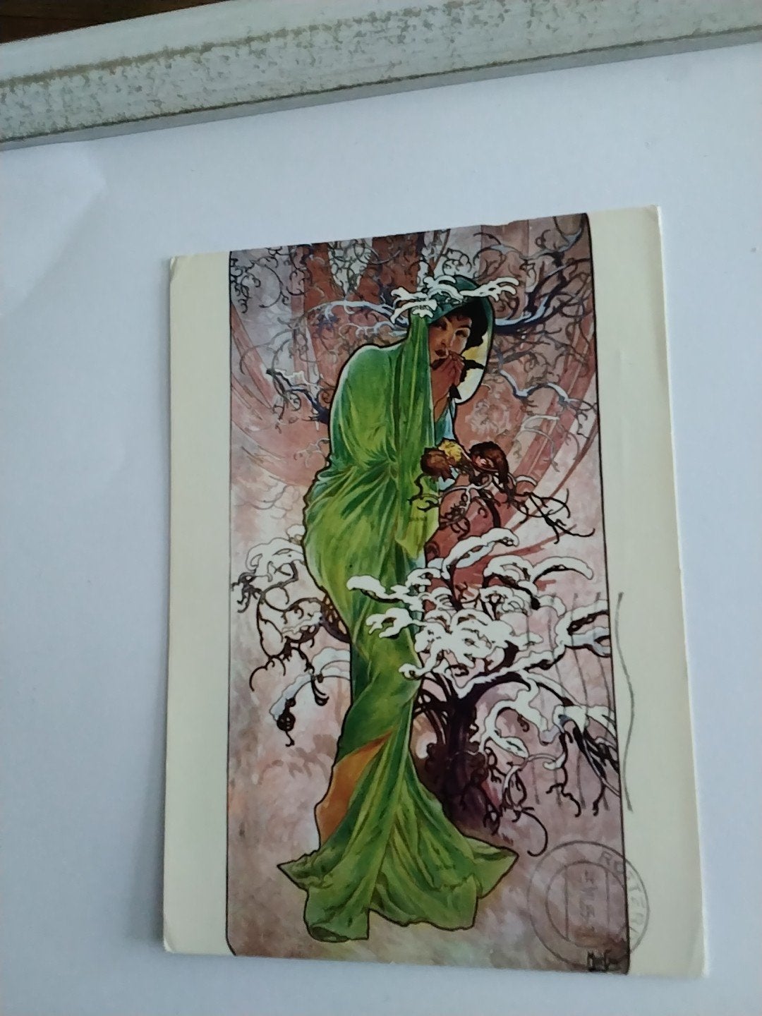Vintage Ansichtkaart Mucha - Vrouw in Groen. 1985, Verzamelen, Ophalen of Verzenden, 1980 tot heden, Gelopen