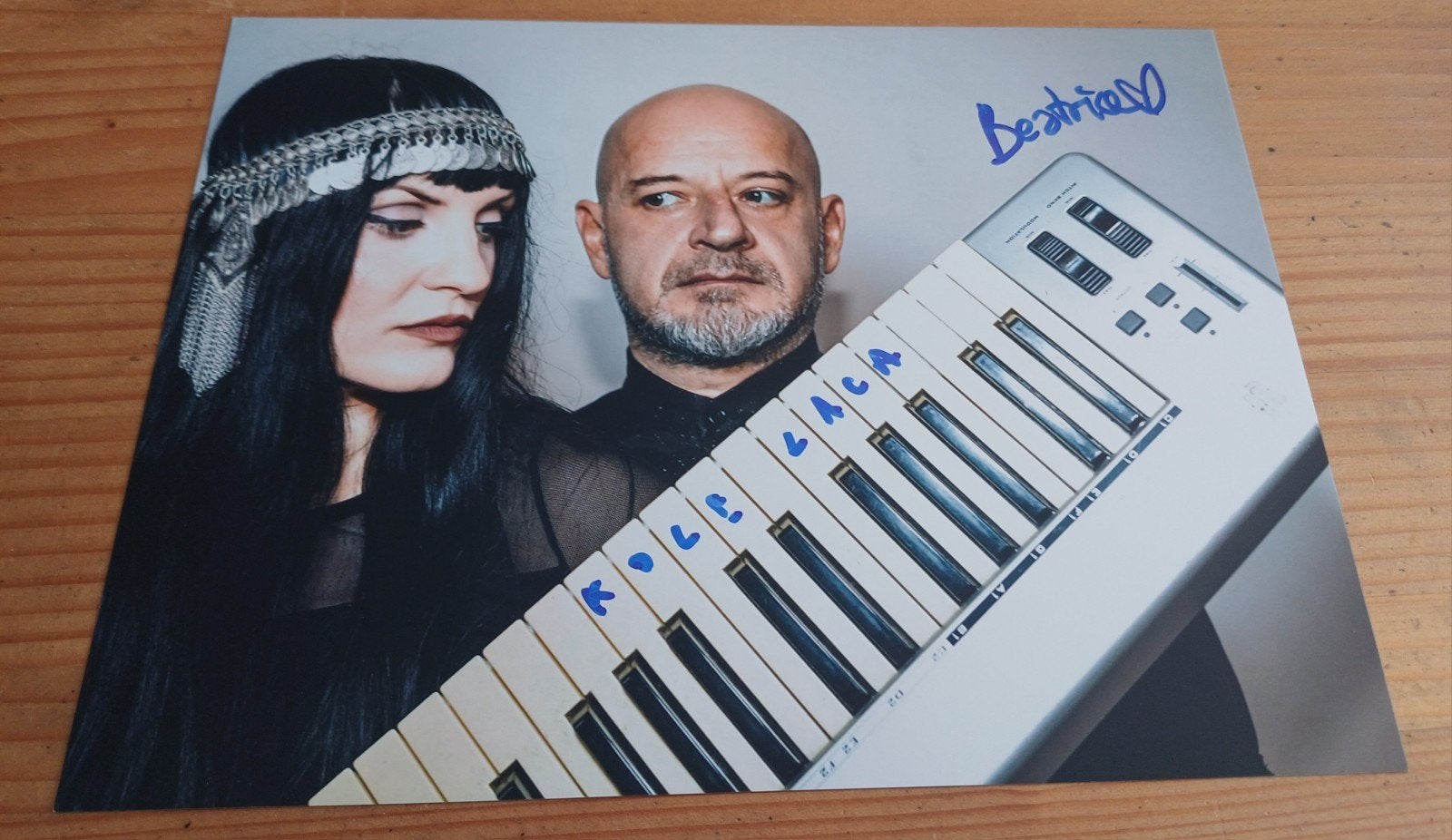Shkodra Elektronike handtekening gesigneerde foto 20x15cm, Ophalen of Verzenden, Zo goed als nieuw, Foto of Kaart