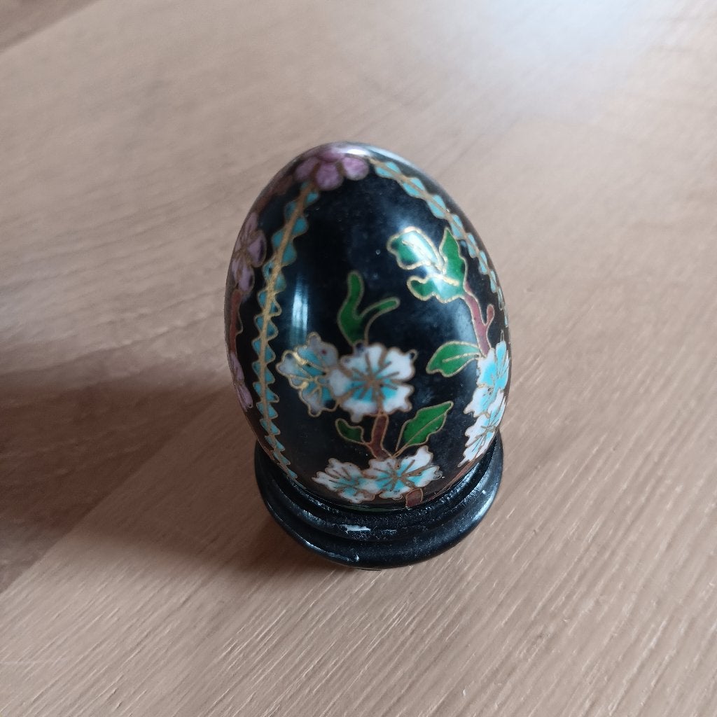 Vintage zwart Cloisonné ei op houten sokkeltje., Antiek en Kunst, Ophalen of Verzenden