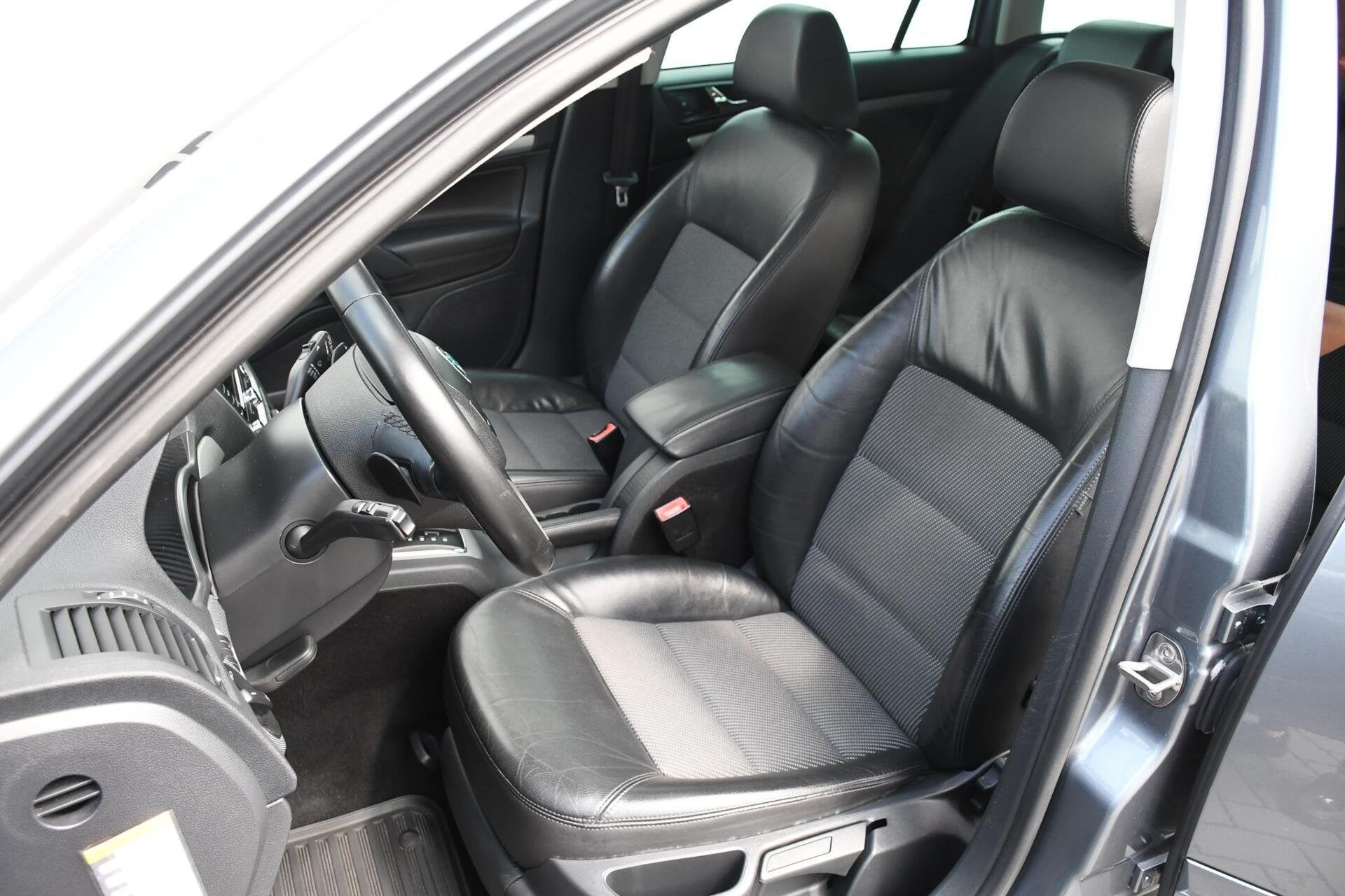 Skoda Octavia Combi 1.4 TSI Elegance Stoelverwarming Trekhaa, Auto's, Euro 5, Gebruikt, Zwart, 4 cilinders