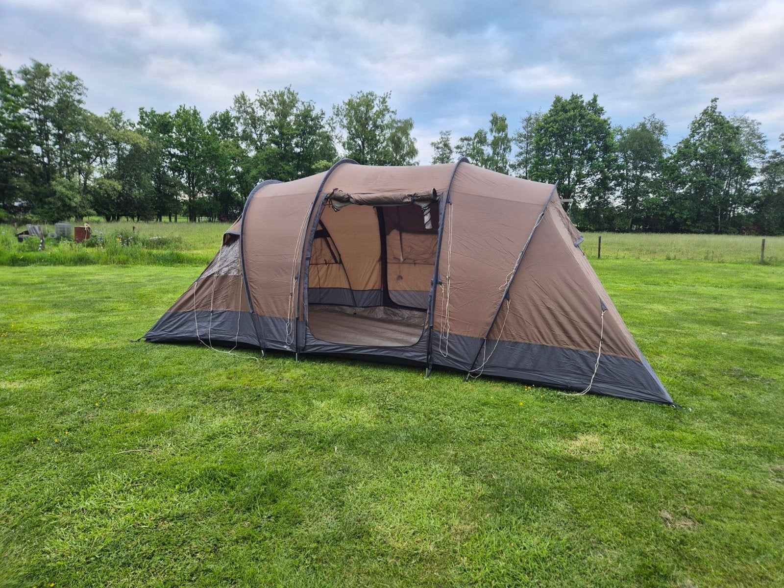 Wildebeast Kiora XL tent met luifel 4 pers. 2 slaapruimtes, Caravans en Kamperen, Ophalen, Zo goed als nieuw, Tot en met 4
