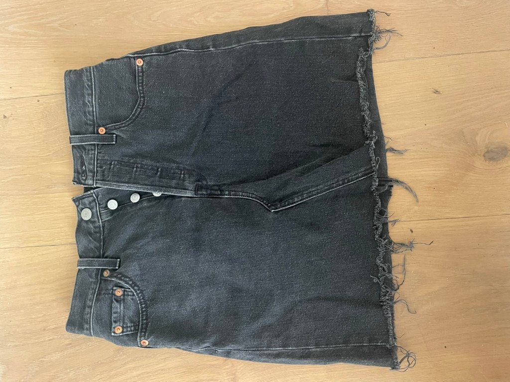 Levis midi jeans rok - Zwart - W26, Zwart, Ophalen of Verzenden, Zo goed als nieuw, Maat 34 (XS) of kleiner