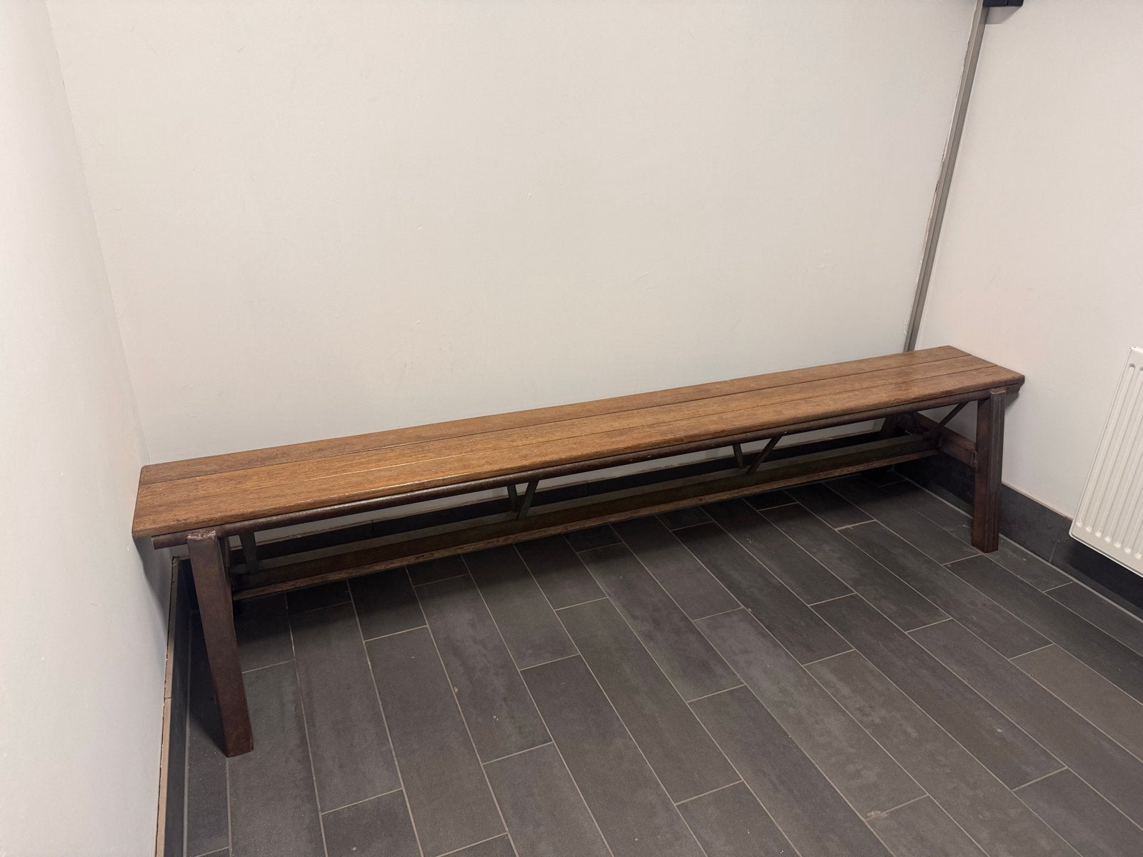 Robuuste Vintage houten gymbank met metalen onderstel, Ophalen, Gebruikt, Minder dan 75 cm, Driepersoons