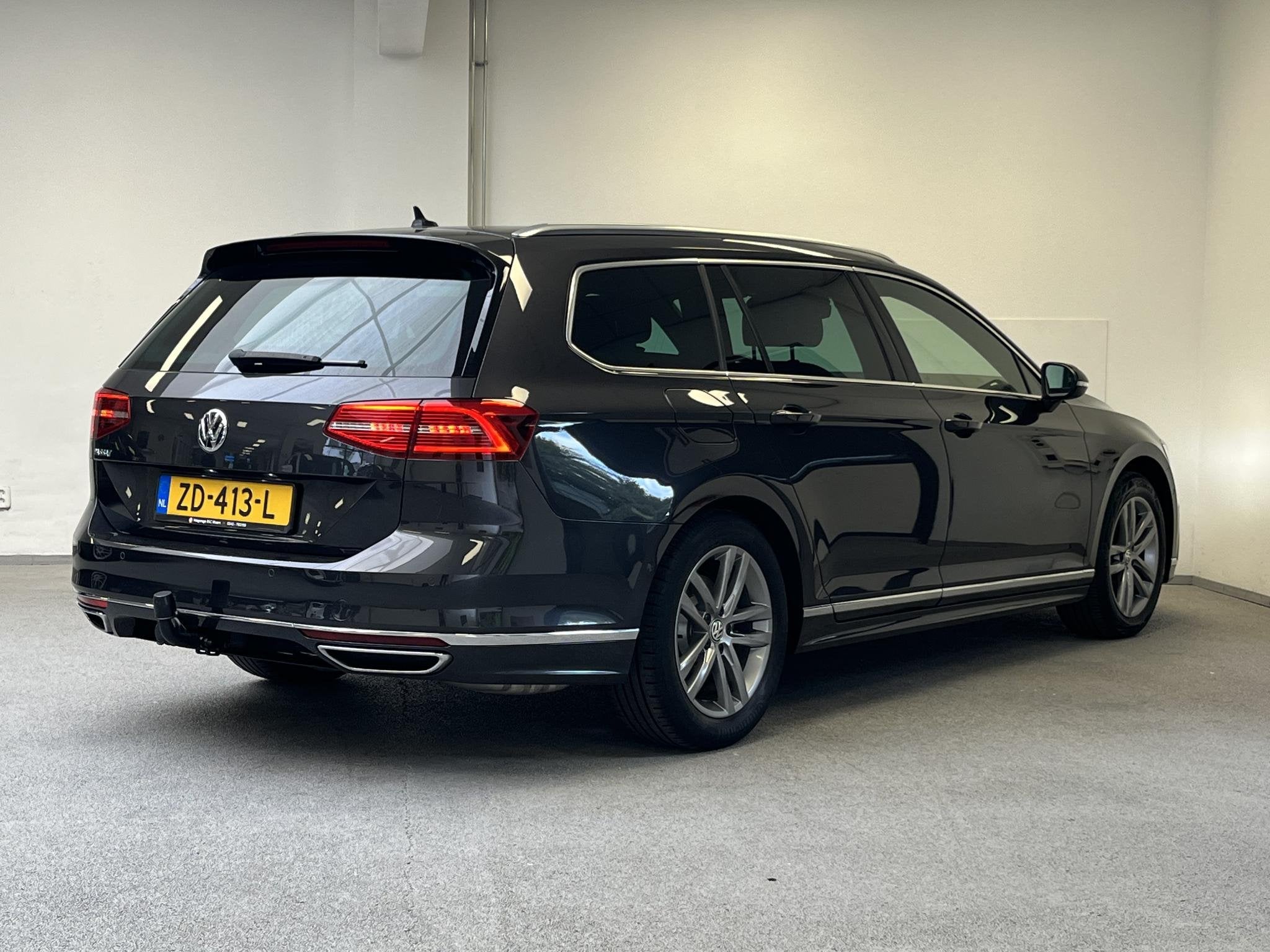 Volkswagen Passat Variant 1.5 TSI 3x R-line | TREKHAAK | LED, 730 kg, 4 cilinders, 1600 kg, Zilver of Grijs