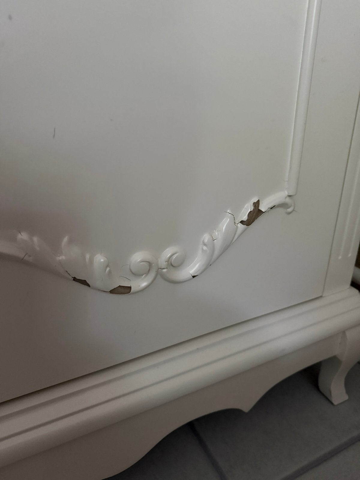 Foto 6 van Ruime witte kledingkast met spiegel