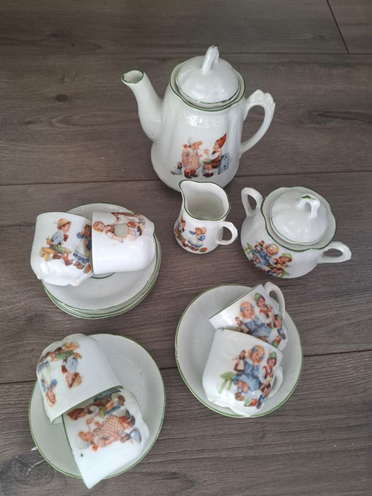 Antiek Kinderserviesje uit 1920 met Kinderfiguren, Antiek en Kunst, Antiek | Servies compleet, Ophalen of Verzenden