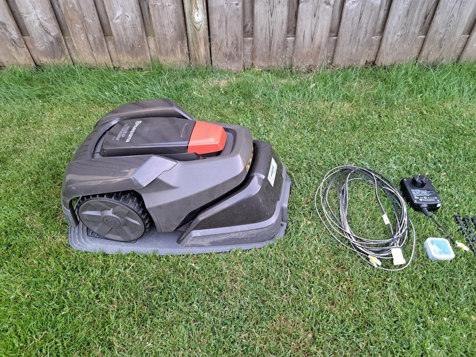 Husqvarna Automower 105 voor gazons tot max 600m2, Tuin en Terras, Robotmaaiers, Ophalen, Zo goed als nieuw, Minder dan 20 cm