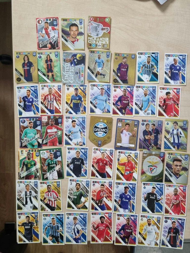 45 Panini FIFA 365 voetbalverzamelkaarten, Ophalen of Verzenden, Gebruikt, Meerdere plaatjes