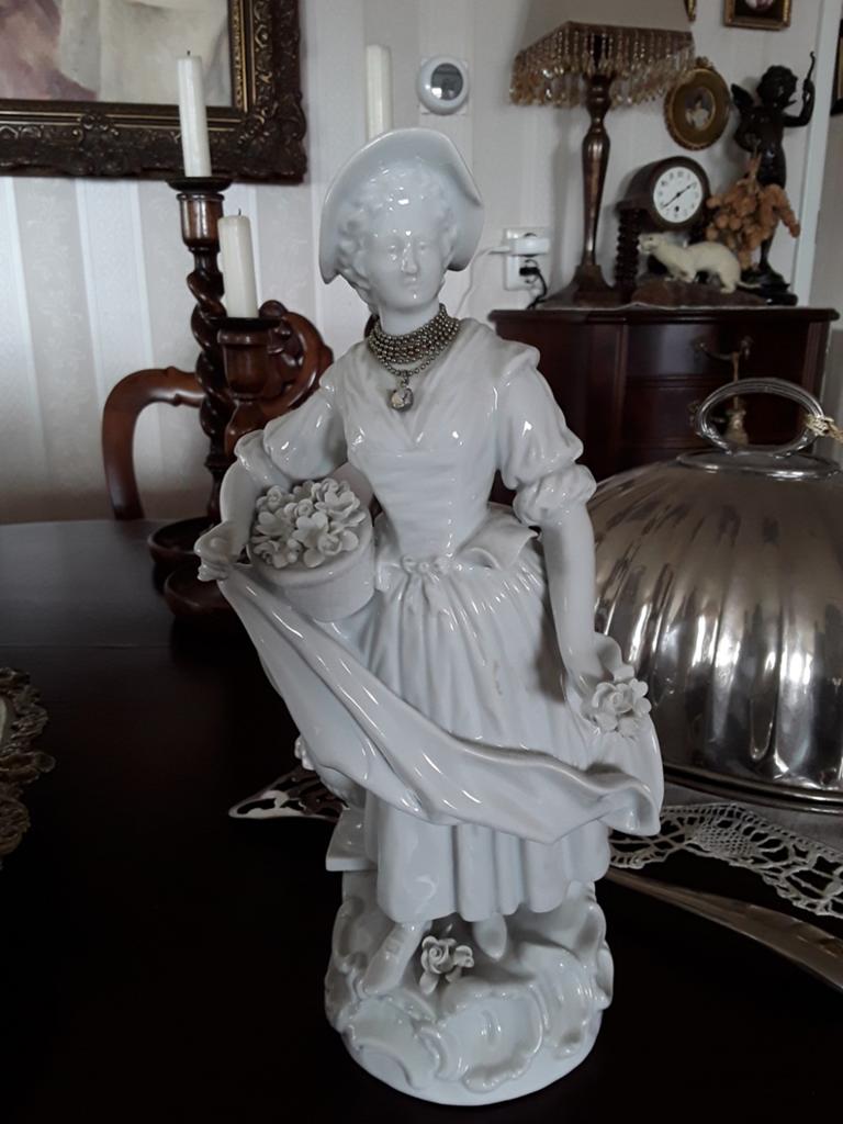 Porselein vrouwenbeeld., Ophalen of Verzenden