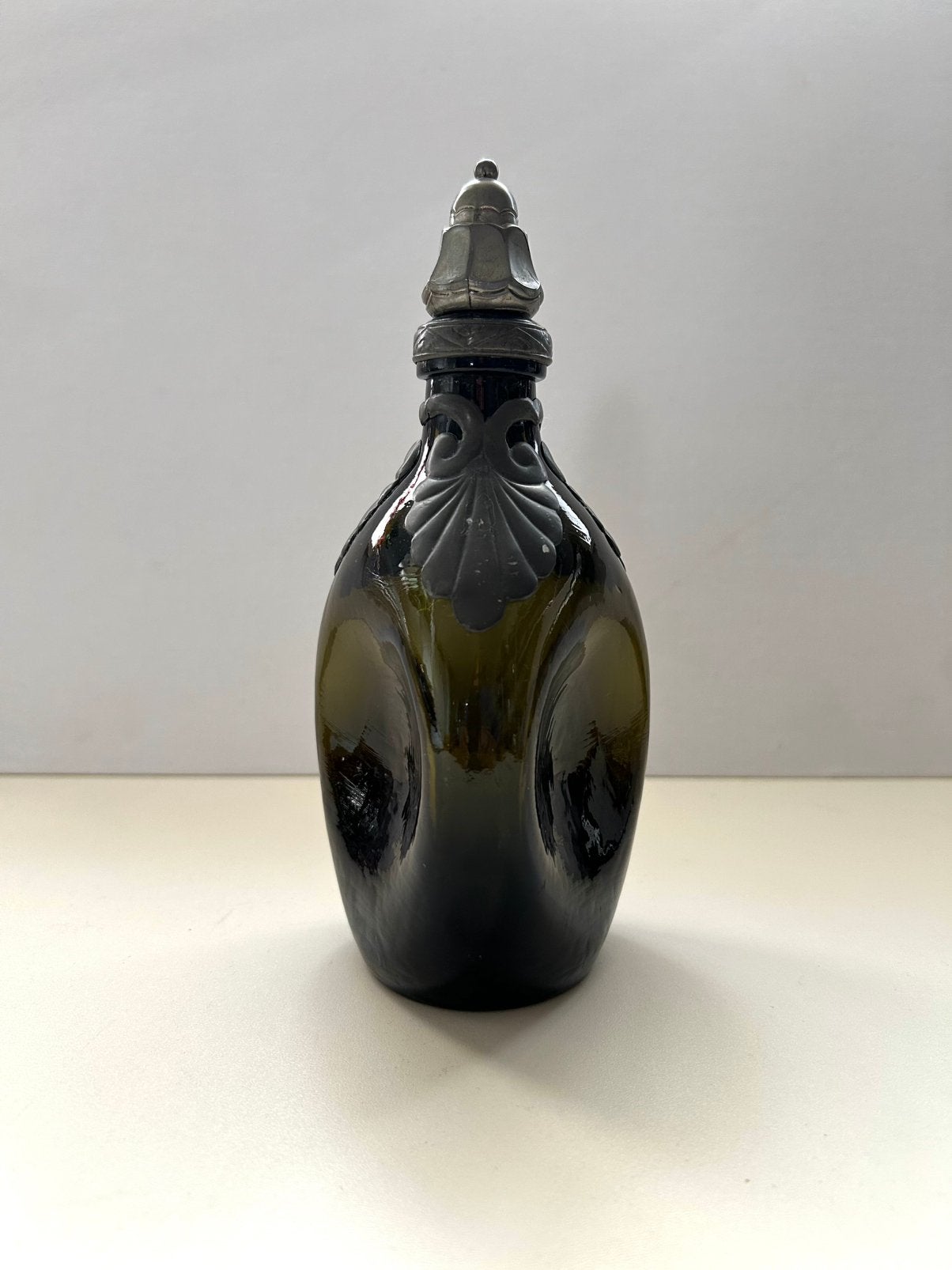 Groen glazen karaf met tinnen beslag, Antiek en Kunst, Antiek | Glas en Kristal, Ophalen of Verzenden
