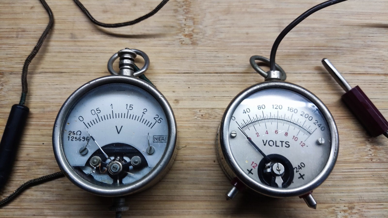 2 Oude Zak Voltmeter - Werkende Staat, Ophalen of Verzenden