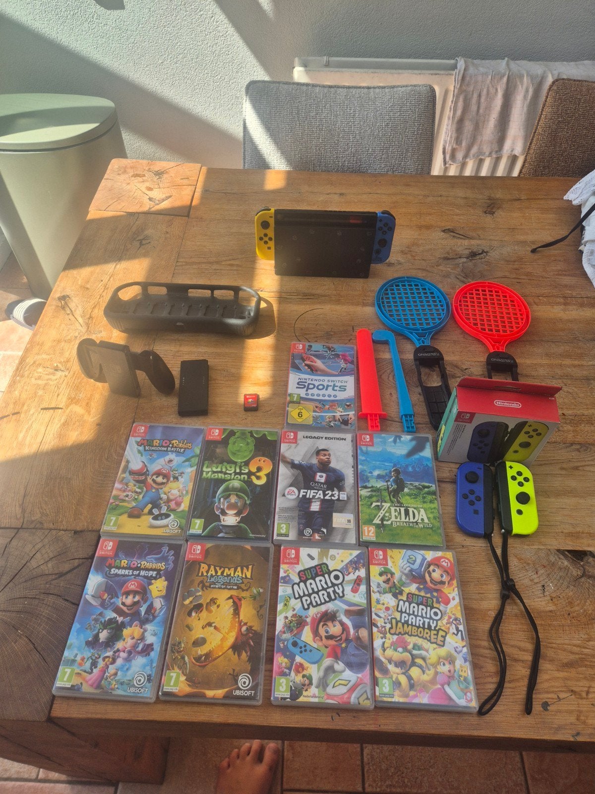 Nintendo Switch Fortnite Edition met 4 controllers en games, Spelcomputers en Games, Spelcomputers | Nintendo Switch, Zo goed als nieuw