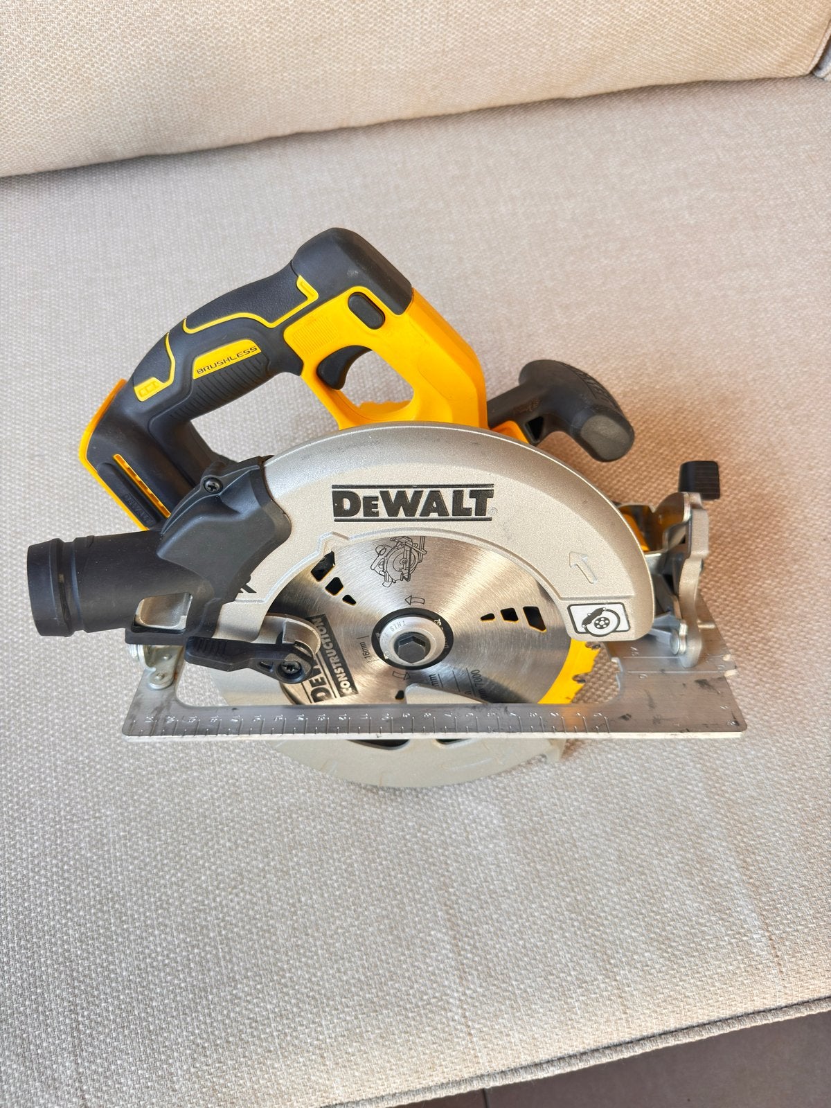 DeWalt DCS570 Cirkelzaag - Zo goed als nieuw, Doe-het-zelf en Verbouw, Gereedschap | Zaagmachines, Cirkelzaag, 70 mm of meer, Ophalen of Verzenden