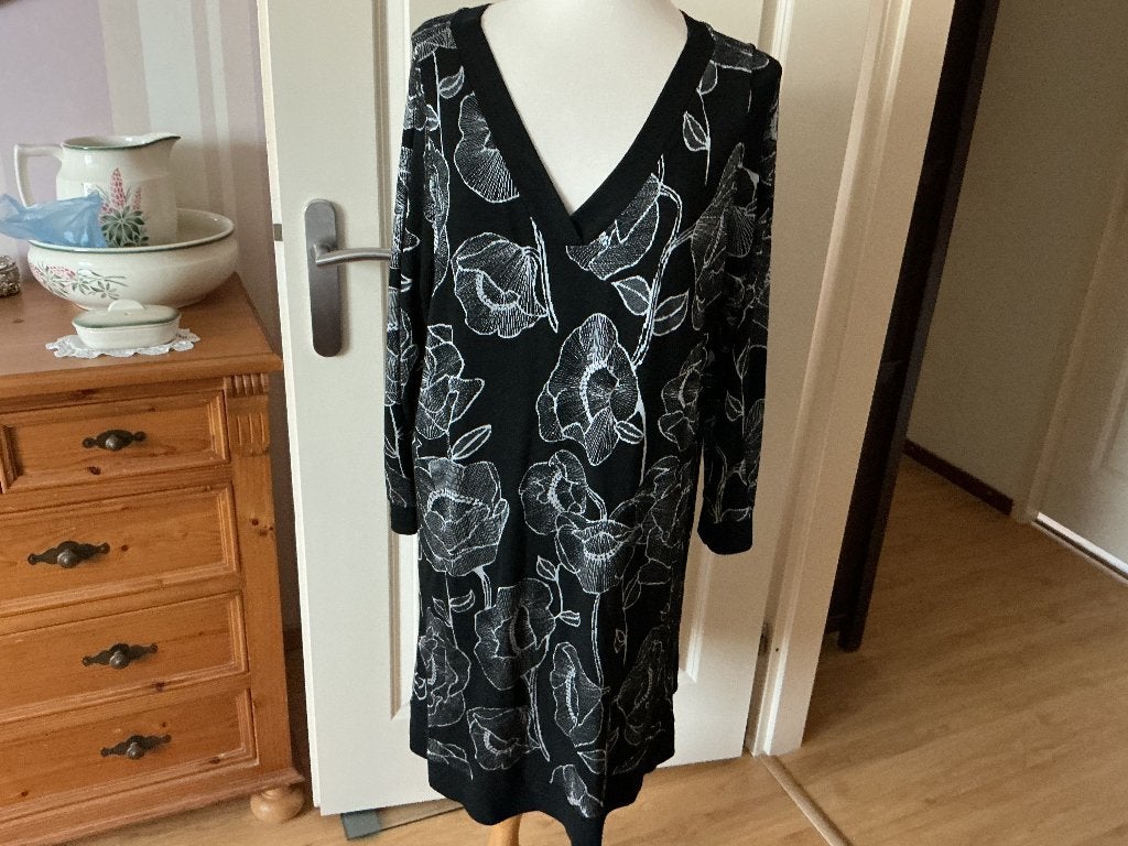Zwart/witte jurk van Zizzi. Maat M=46, Zizzi, Zwart, Maat 46/48 (XL) of groter, Ophalen of Verzenden