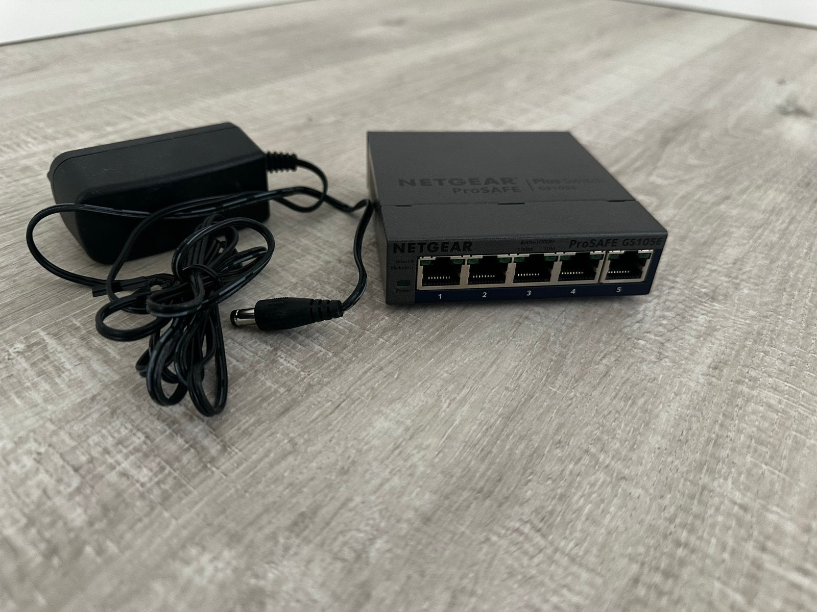 NETGEAR ProSAFE Plus Switch GS105E - 5-poorts Gigabit, Computers en Software, Netwerk switches, Ophalen of Verzenden, Zo goed als nieuw
