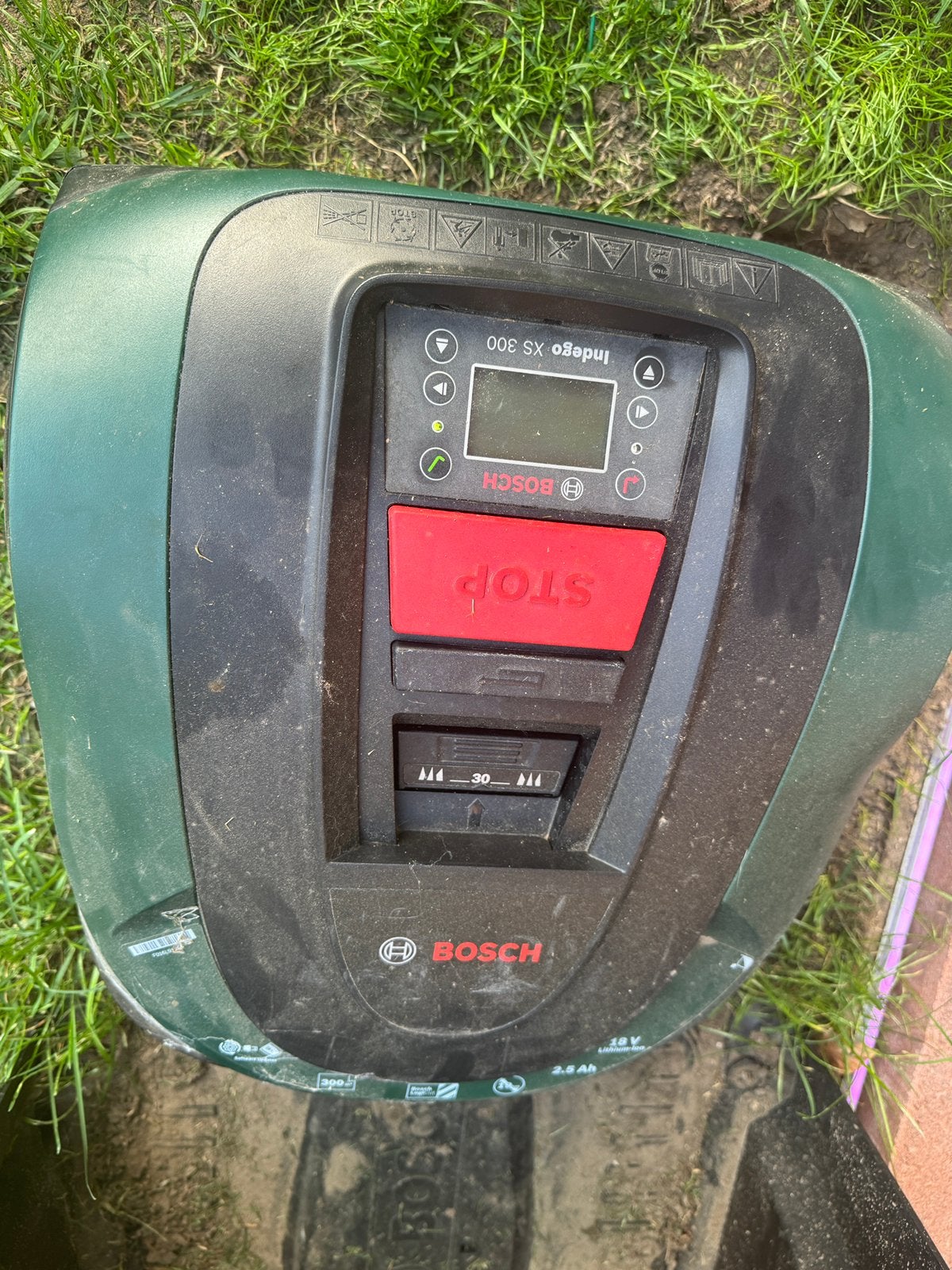 Bosch Indego XS 300 robotmaaier met basisstation en garage, Cirkelmaaier, Gebruikt, Minder dan 30 cm, Accu-grasmaaier