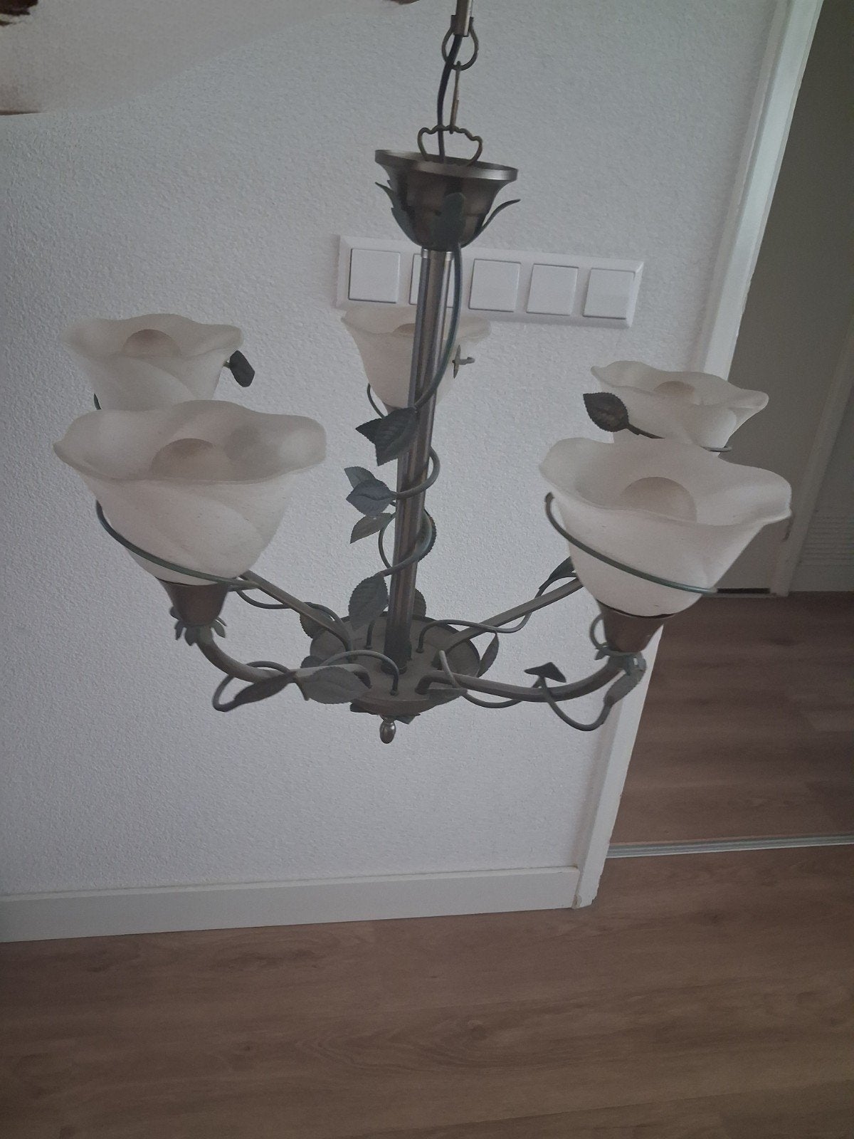 Elegante Kroonluchter met Bloemvormige Glazen Kappen, Ophalen, E14 (klein), Zo goed als nieuw, Glas