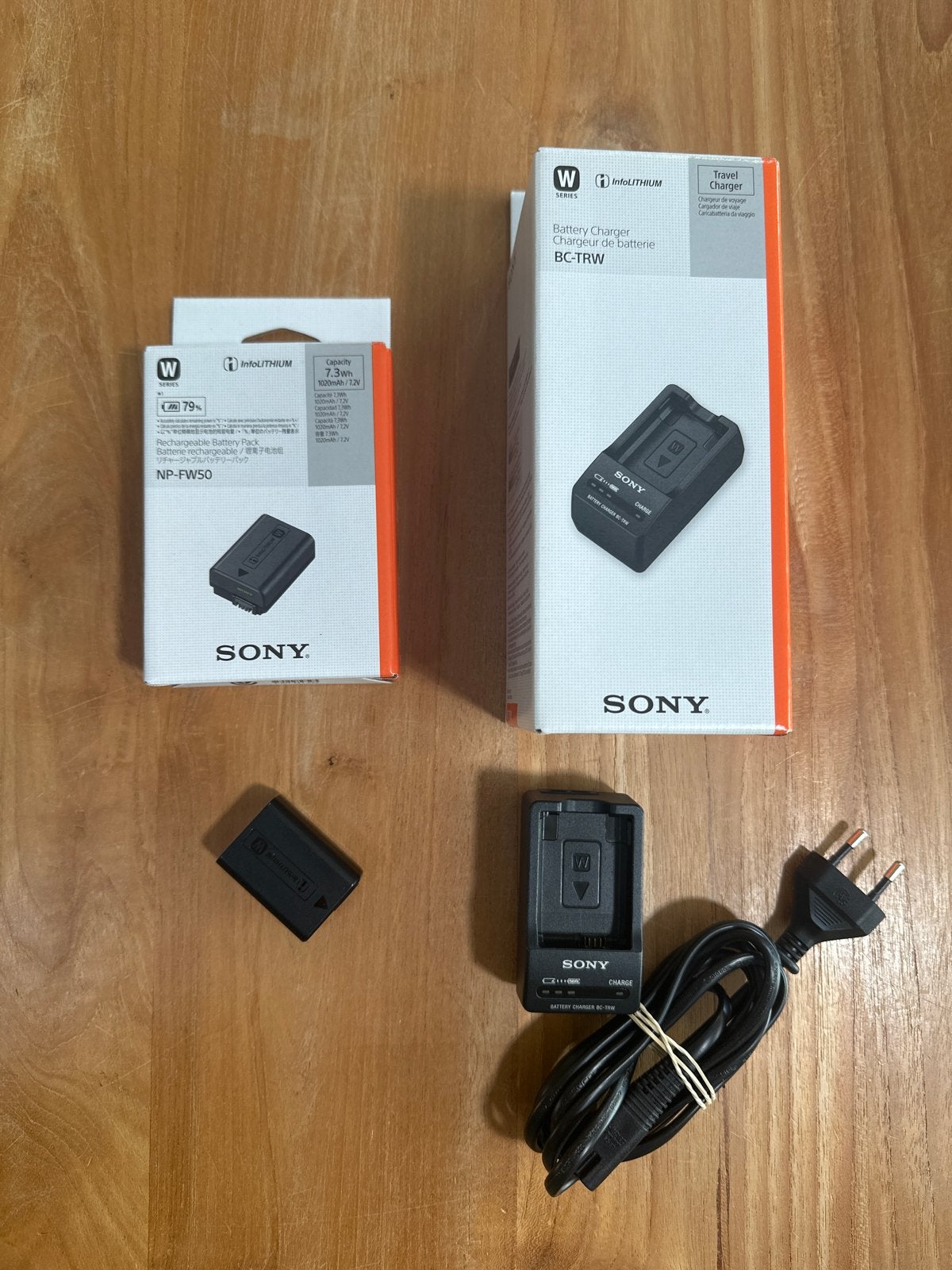 Sony NP-FW50 Accu en BC-TRW Oplader (accu voor sony rx10 iv), Sony, Ophalen of Verzenden, Zo goed als nieuw, Accu