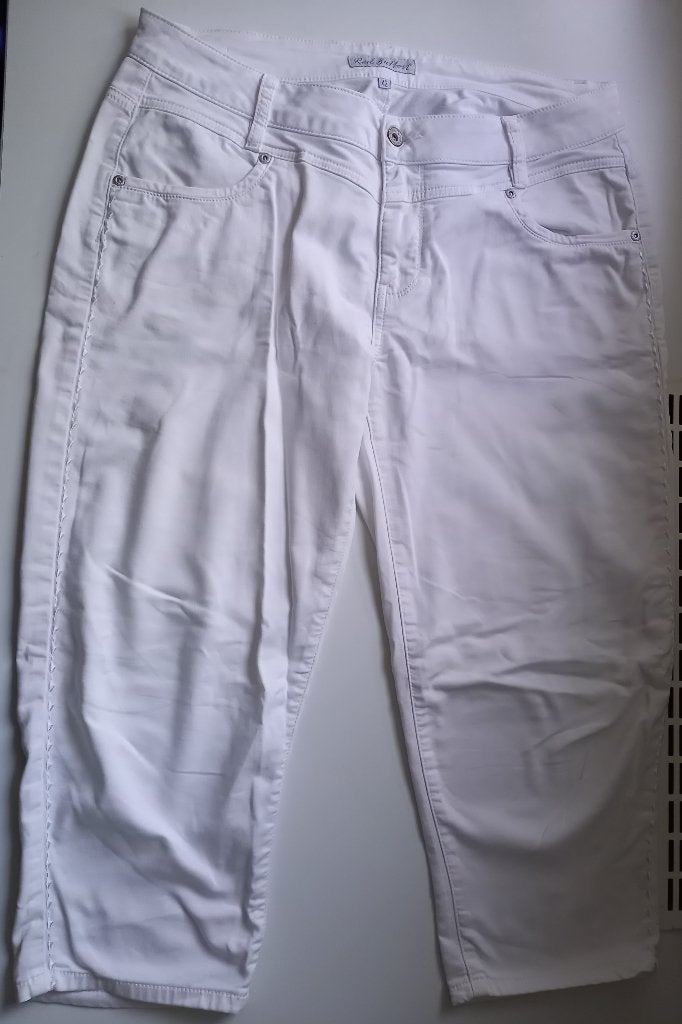 RED BUTTON witte capri, model SUZY JOG, maat 42-44, Verzenden, Wit, Maat 42/44 (L), Zo goed als nieuw