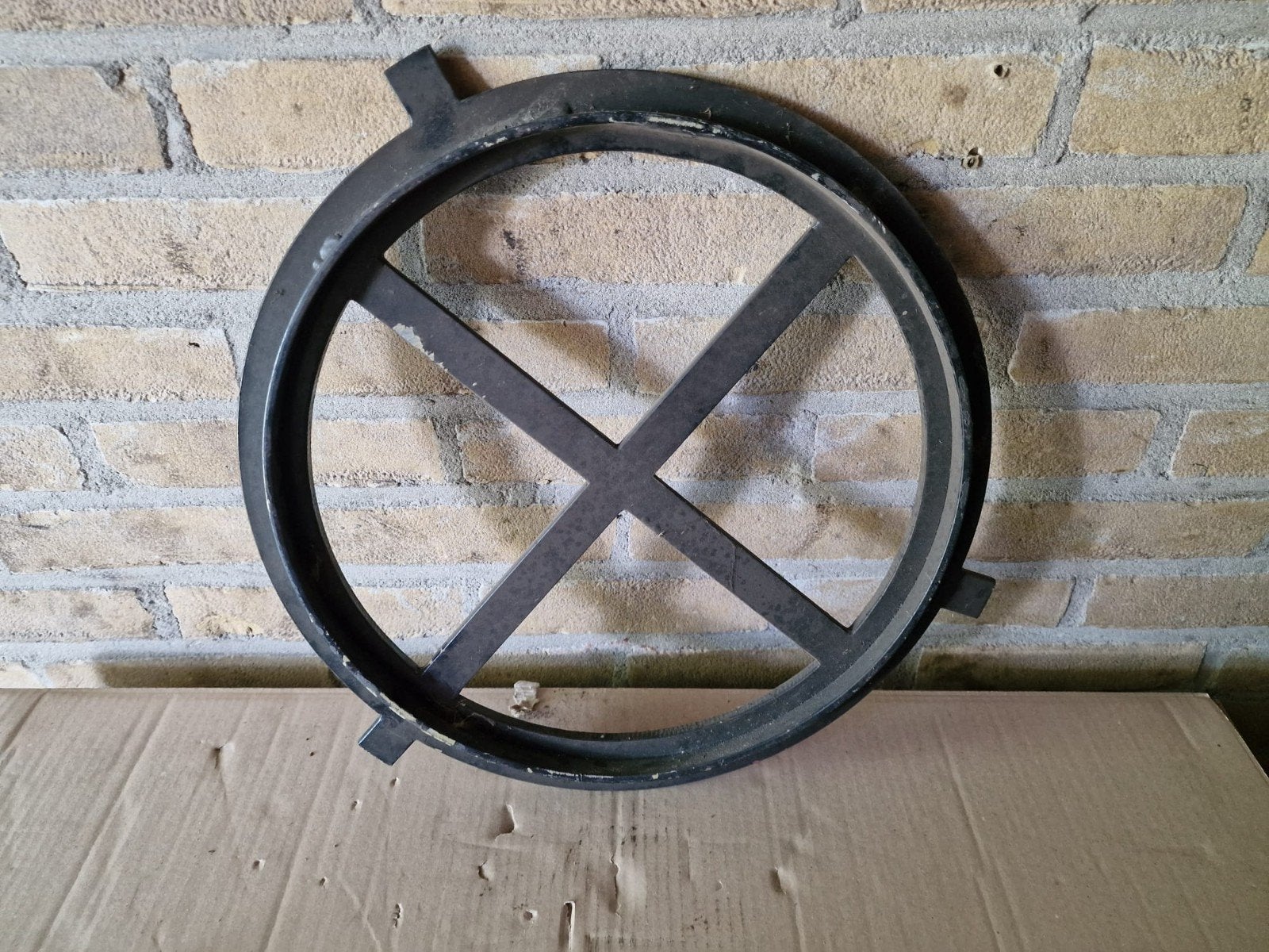 Stalraam - Rond gietijzeren raam met kruis, Ophalen of Verzenden, Gebruikt