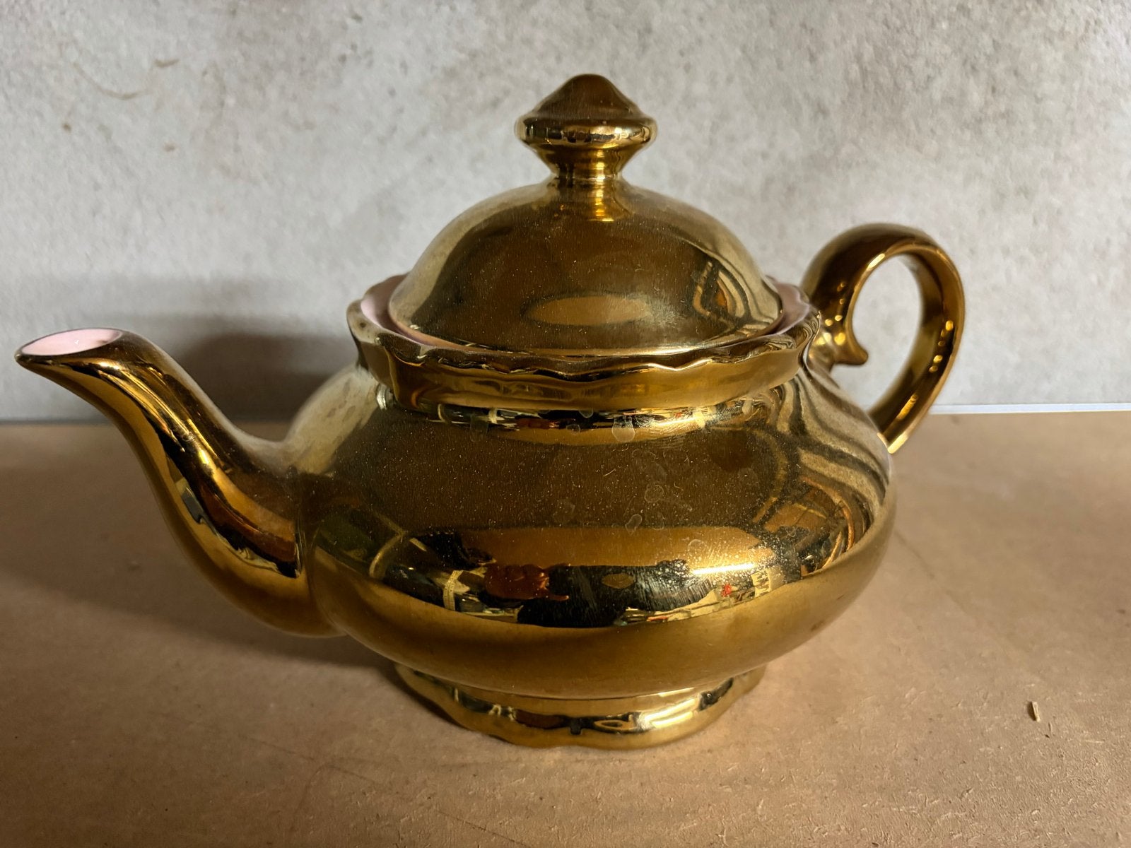 Gouden theepot met roze binnenkant - Little Diva, Antiek en Kunst, Ophalen of Verzenden