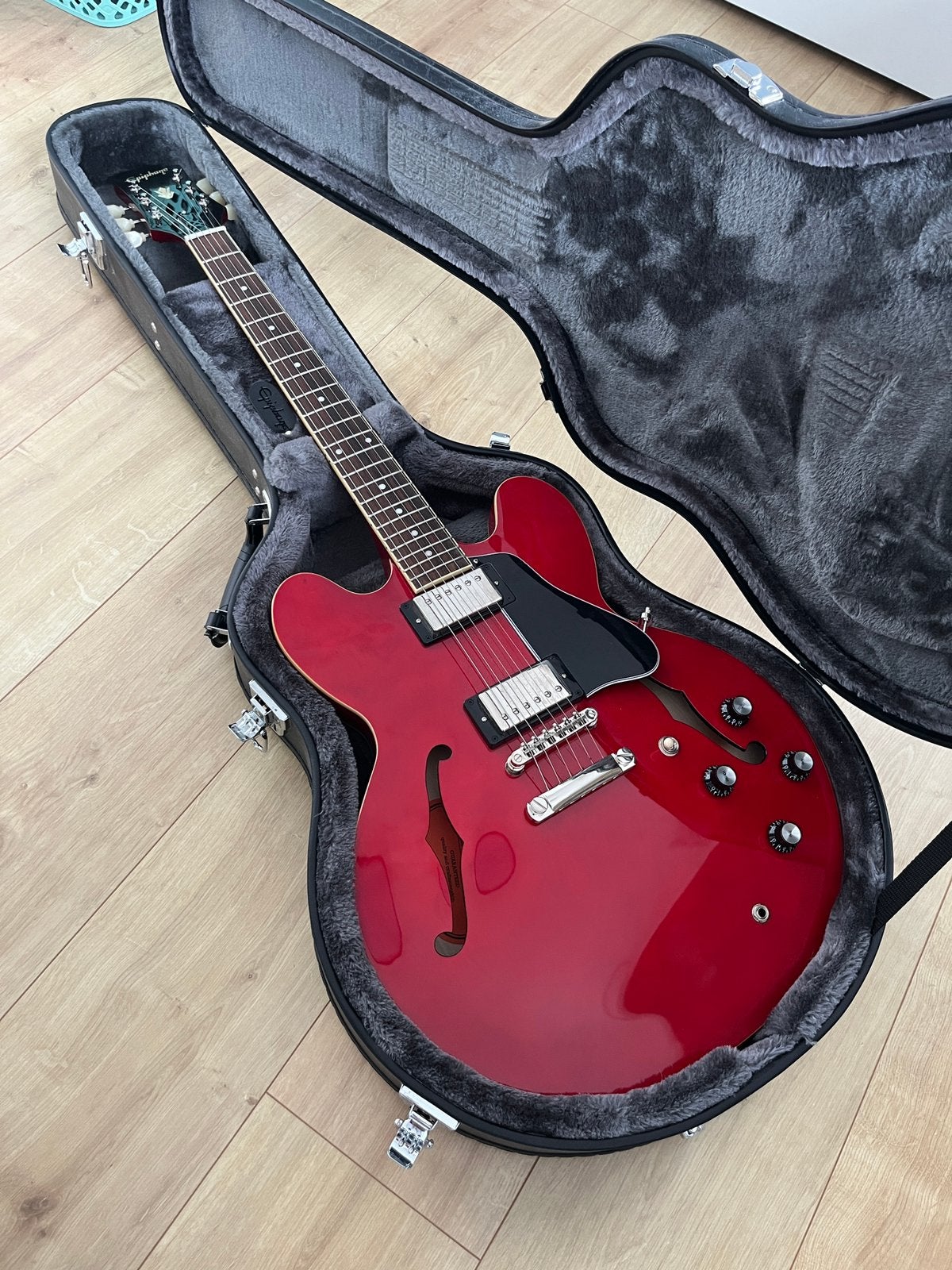 Epiphone ES335 Cherry Red + Case, Ophalen of Verzenden, Zo goed als nieuw, Hollow body, Epiphone