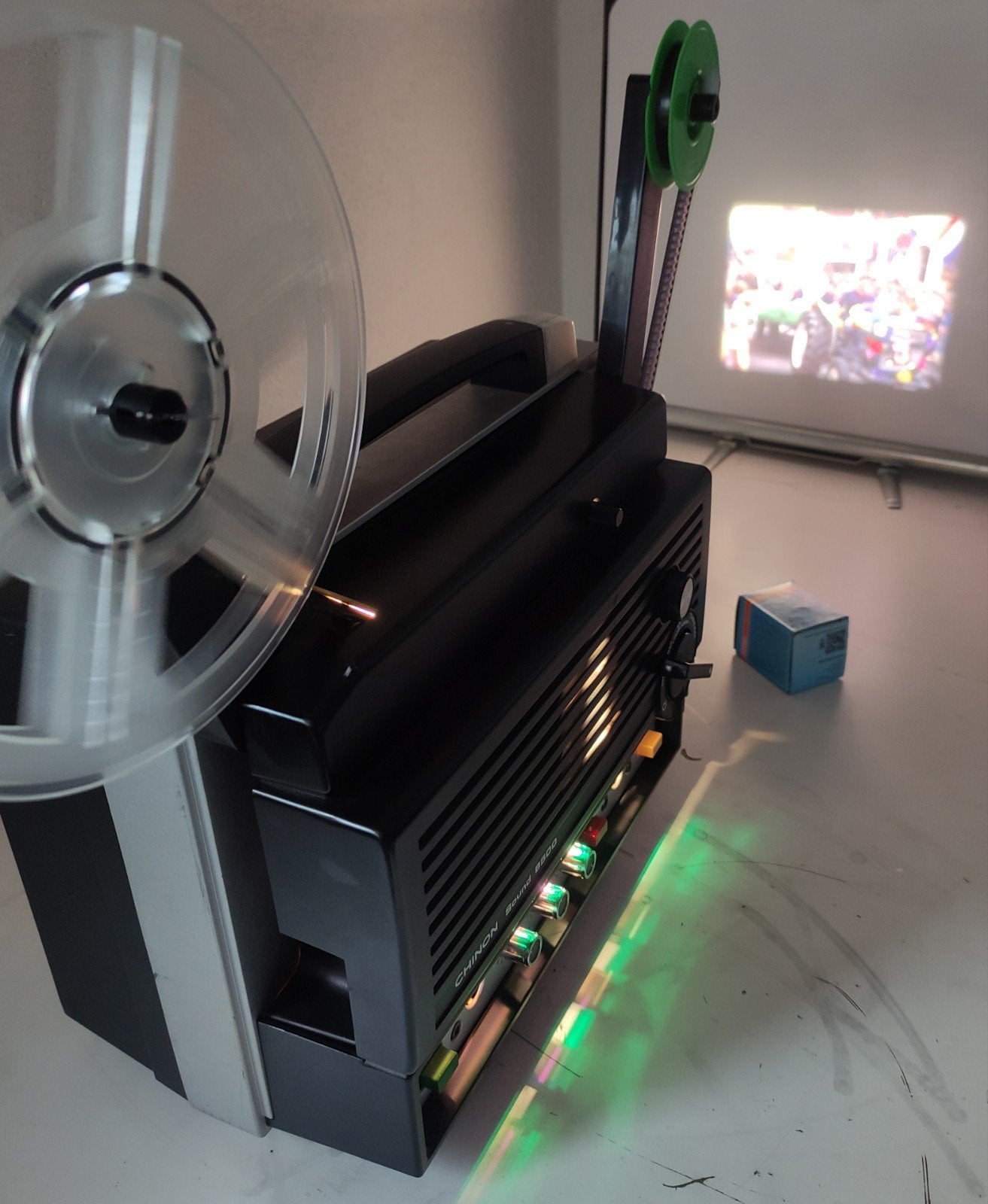 CHINON SOUND SUPER 8 FILMPROJECTOR met REGELBAAR BLD/P, Audio, Tv en Foto, Filmrollen, Ophalen of Verzenden, 8mm film