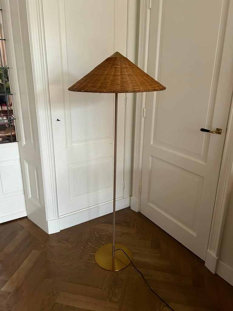Nieuwe rotan vloerlamp met messing look details, Overige materialen, Nieuw, Ophalen of Verzenden, Gubi rotan riet