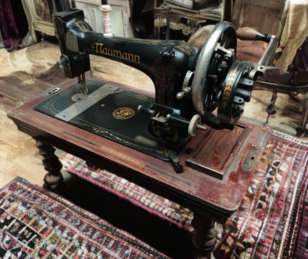 Antieke Naumann naaimachine met houten onderstel, Ophalen