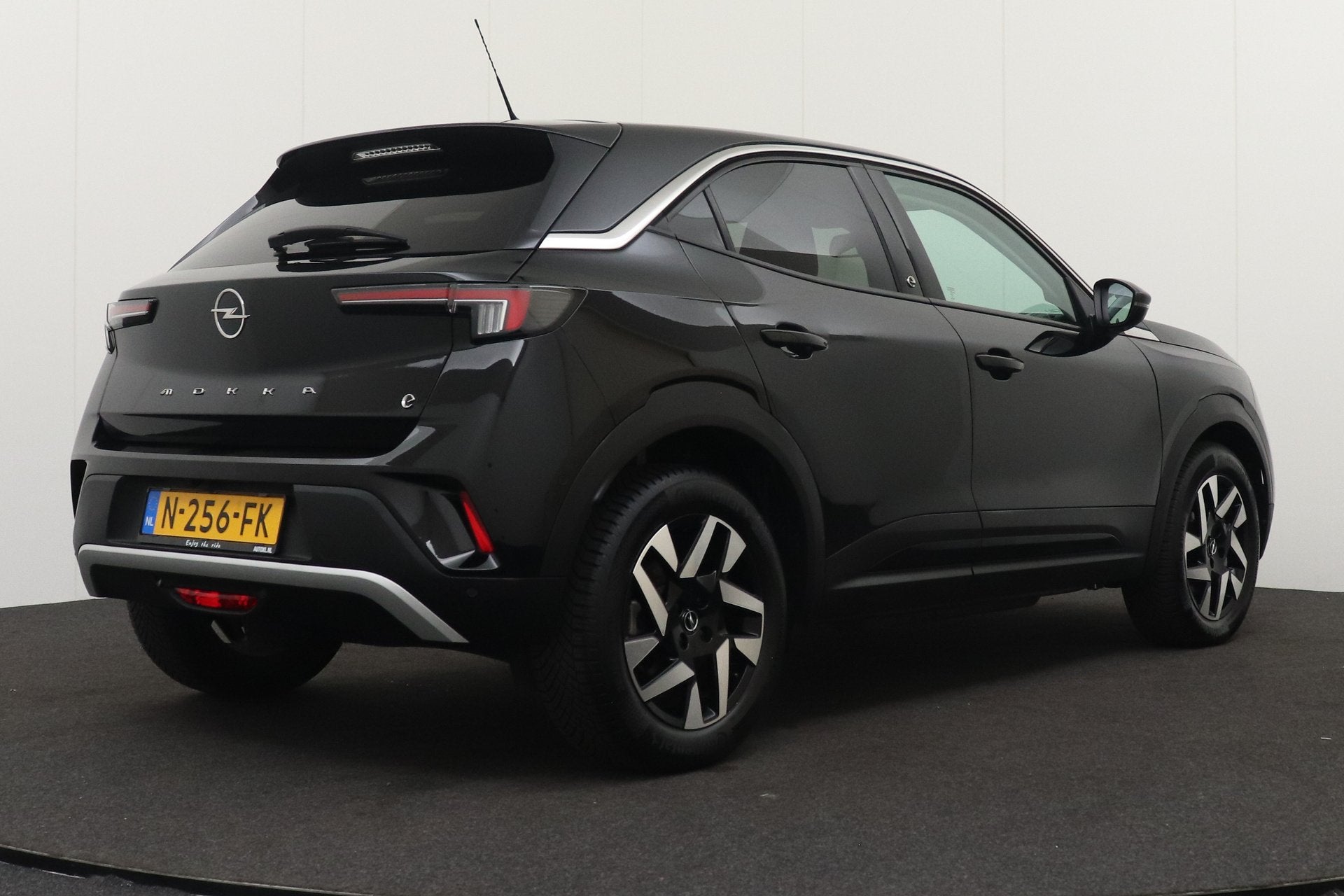 Opel Mokka-e Luxury+ 50-kWh 11kw Warmtepomp Leder Massage, Auto's, Opel, Dealer onderhouden, 136 pk, Gebruikt, Zwart