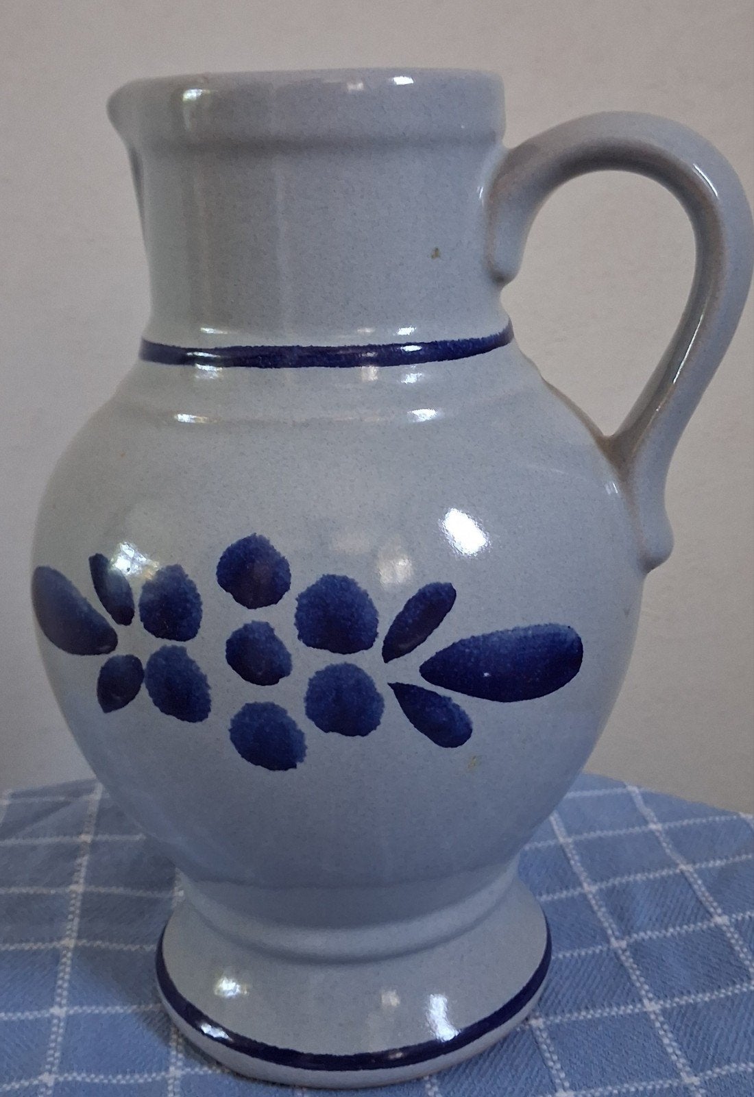 Vintage G.D.R. Keramiek Kruik - Blauw Druivenmotief, Antiek en Kunst, Antiek | Porselein, Ophalen