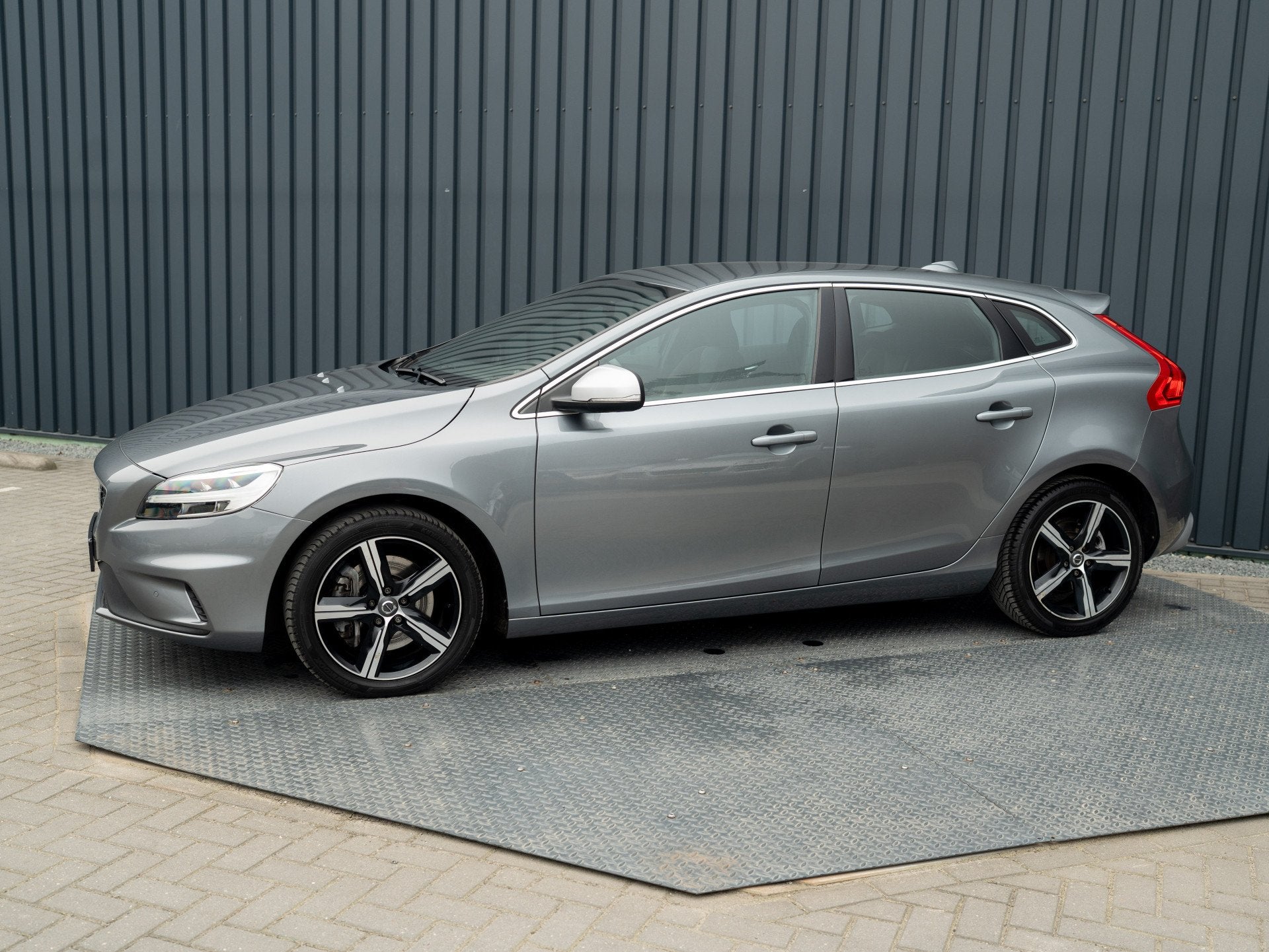 Volvo V40 1.5 T3 R-Design | Stoelverwarming | Prijs Rijklaar, Auto's, Volvo, 12 maanden, 4 cilinders, Bedrijf, 154 pk
