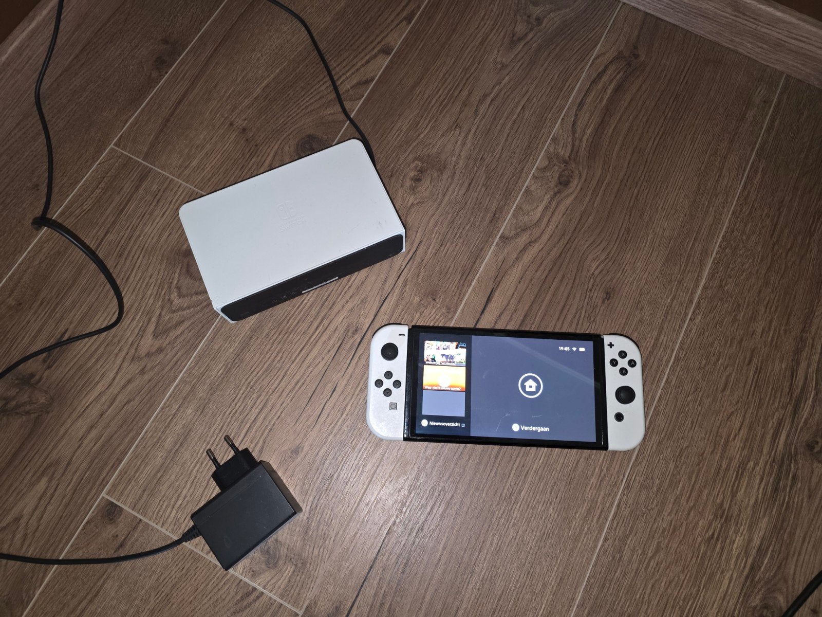 Foto 3 van Nintendo Switch OLED met 2 controllers en dock