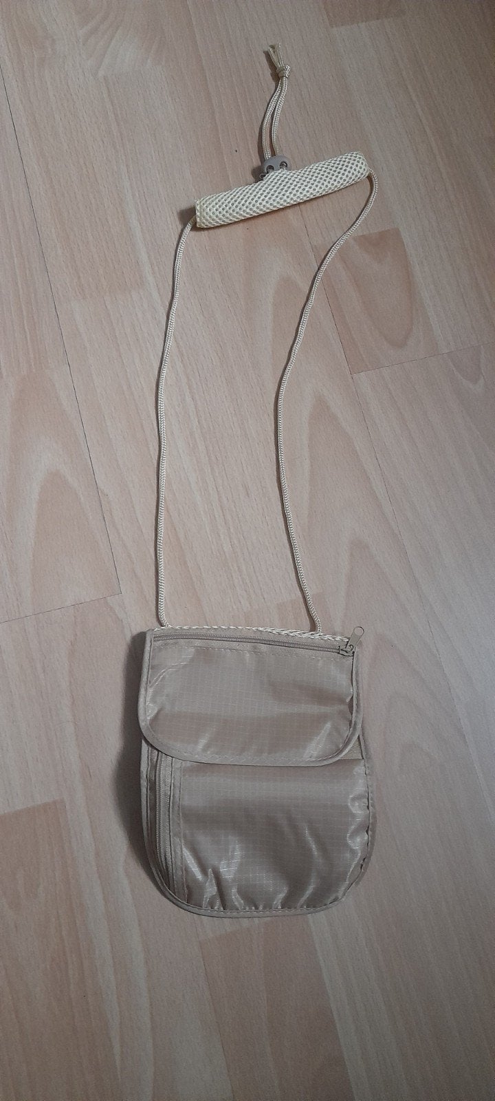 Te koop Nieuwe beige hang Portomonnee.braderie,speeltuin tip, Ophalen of Verzenden, Nieuw
