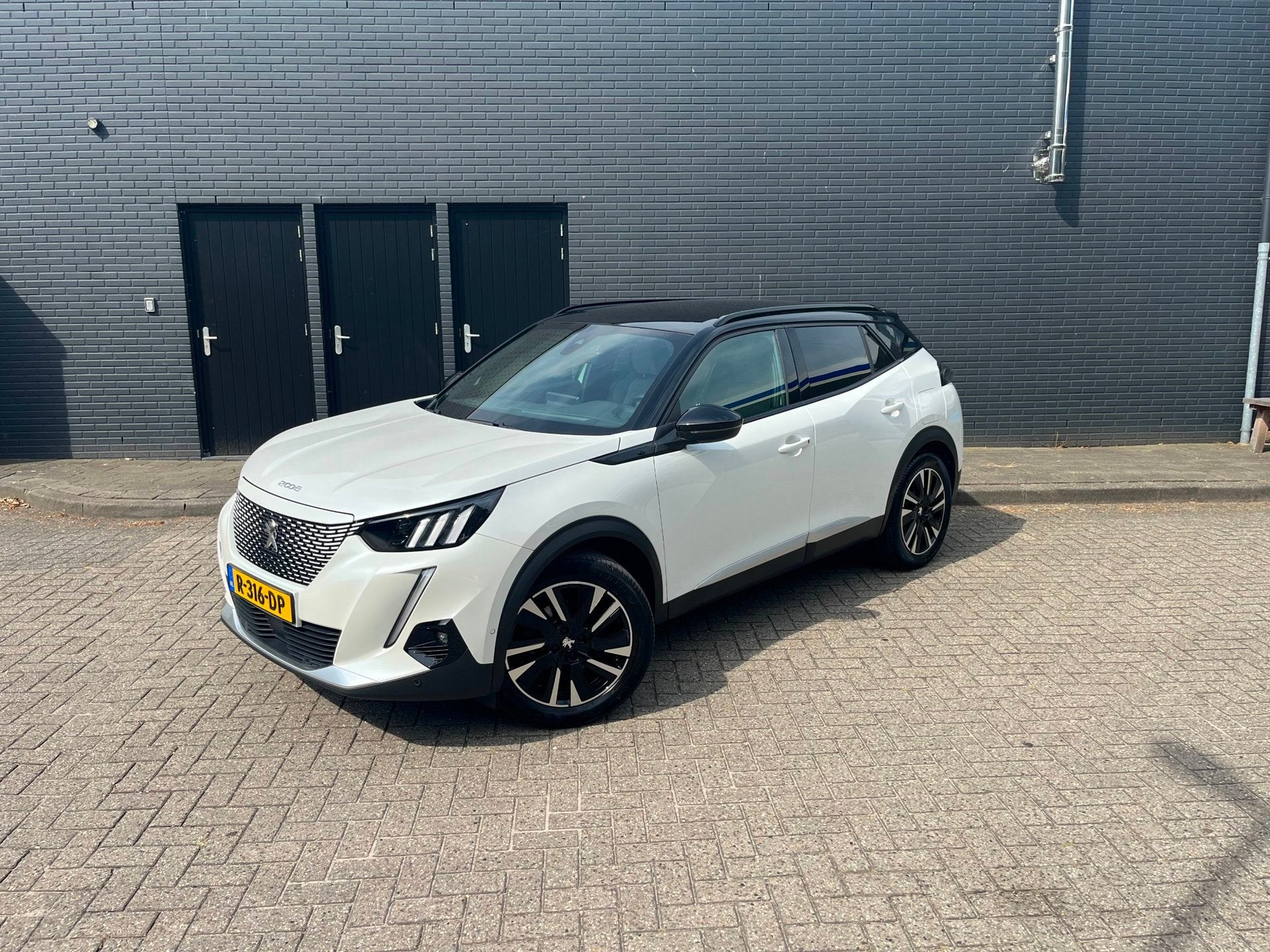 Peugeot E-2008 EV GT Pack 50 kWh SOH 90,19%, 330 km, 136 pk, Gebruikt, Wit