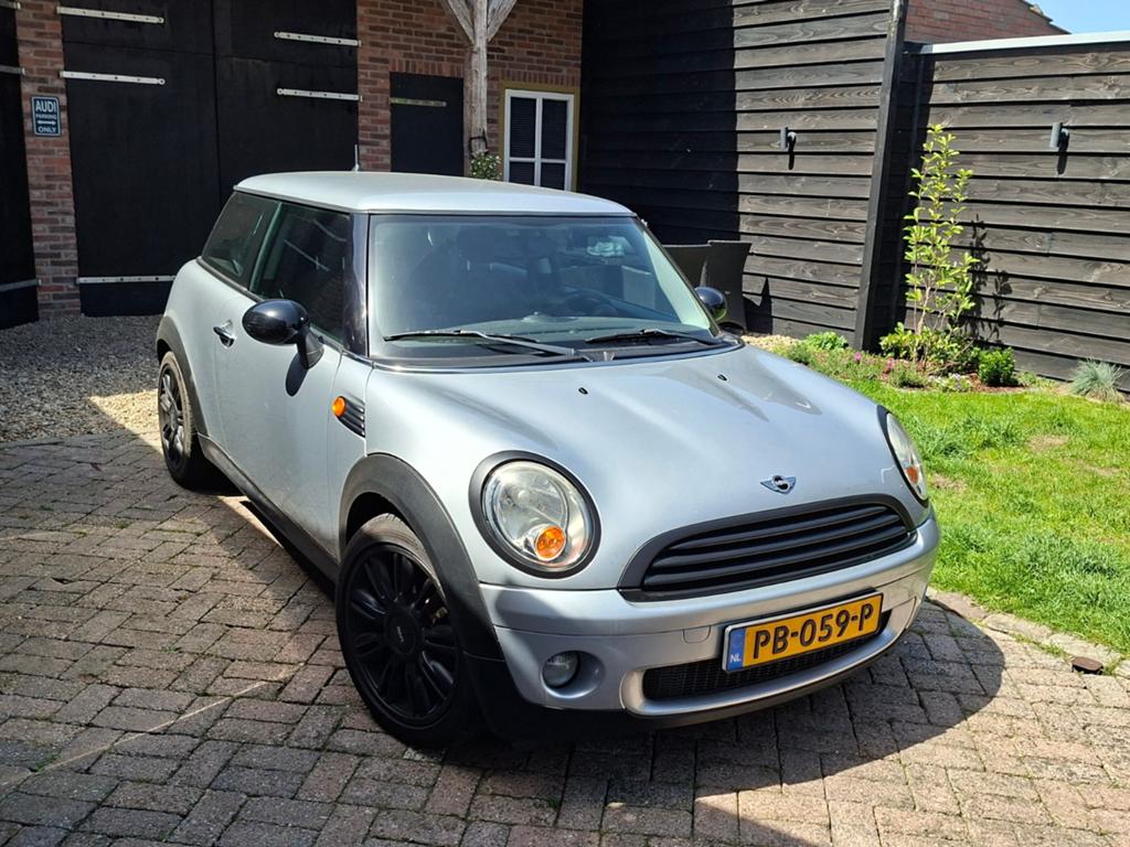 Mini 1.4 16V ONE (R56) 2007 Grijs- goede staat!, Auto's, Voorwielaandrijving, Stof, Zwart, 4 stoelen